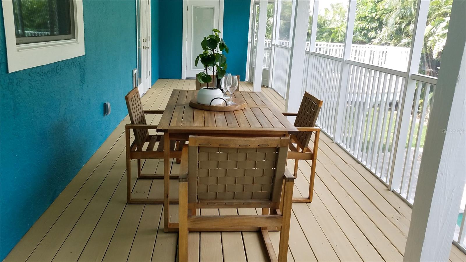 37' Screened Balcony