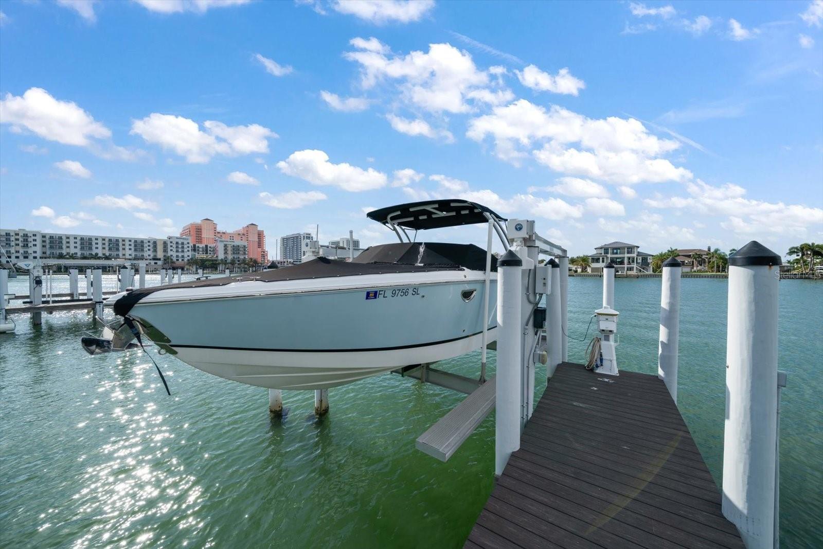 Boat Lift (boat does not convey)