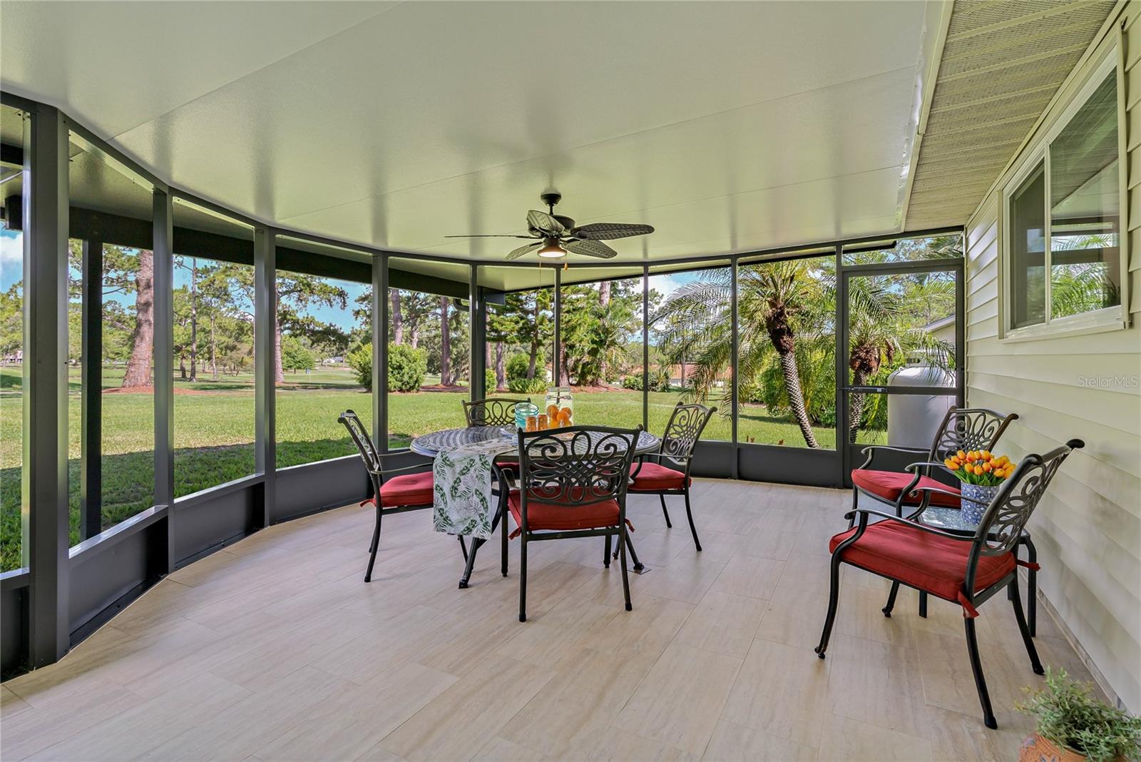 PRIVATE LANAI (CAN'T SEE A SIDE NEIGHBOR!) OVERLOOKING THE PRISTINE GOLF COURSE!