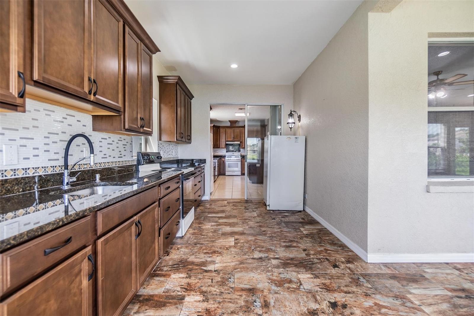 Patio Full Kitchen, tile flooring