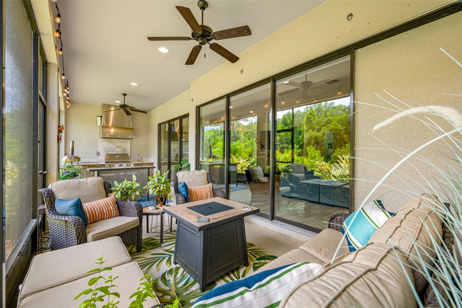 Covered and screened in Lanai with Gas outdoor kitchen