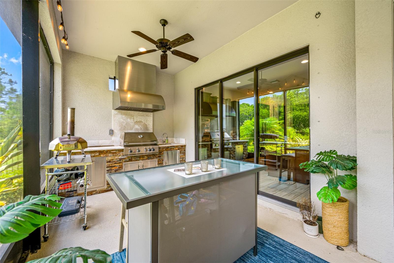 Covered and screened in Lanai with Gas outdoor kitchen