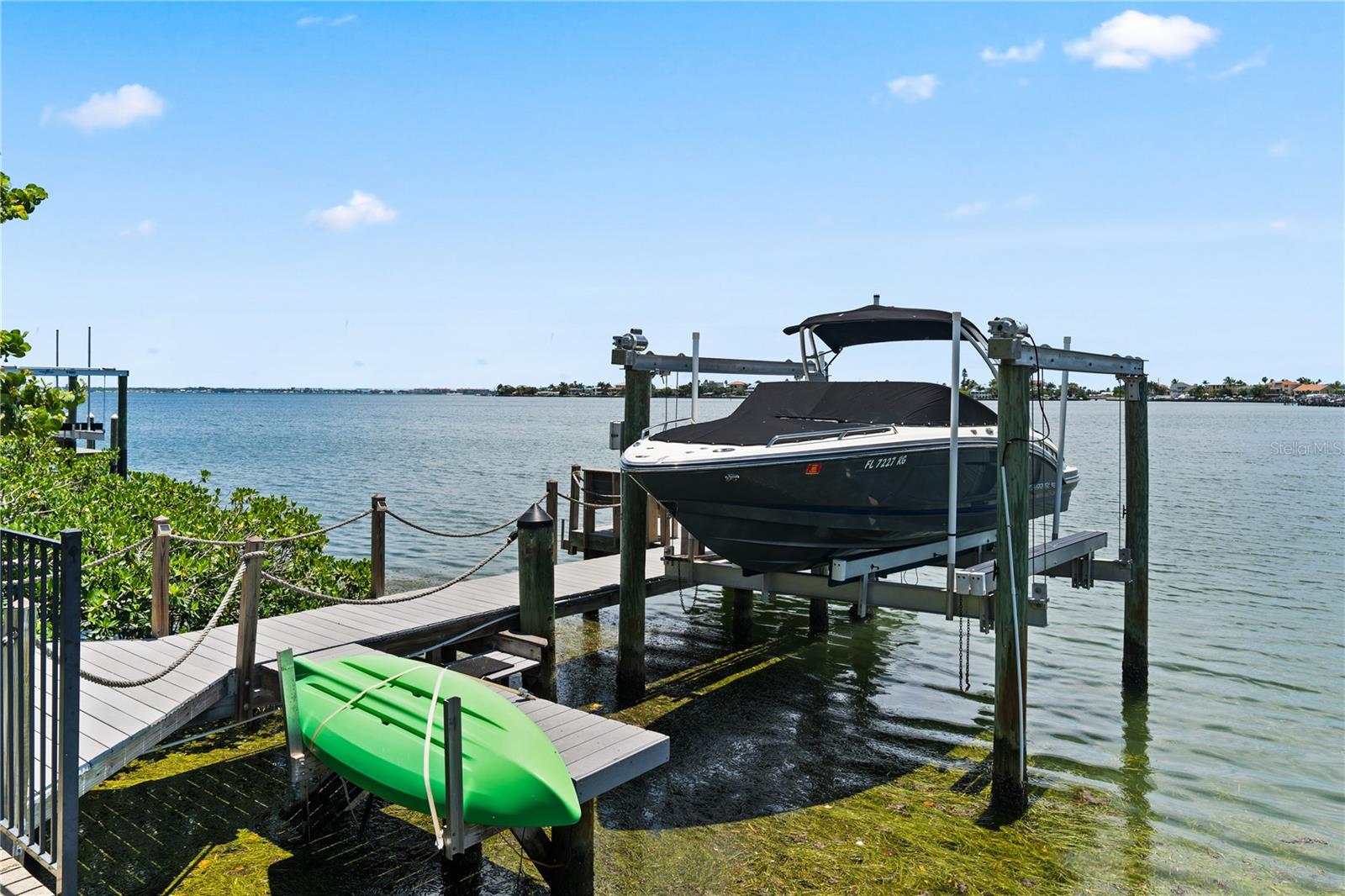 Water toys and boat. No bridge restrictions to the Gulf