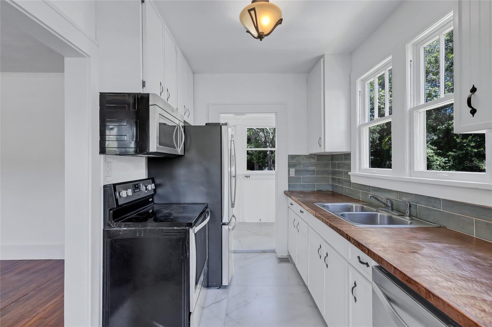 Stunning countertops and backsplash