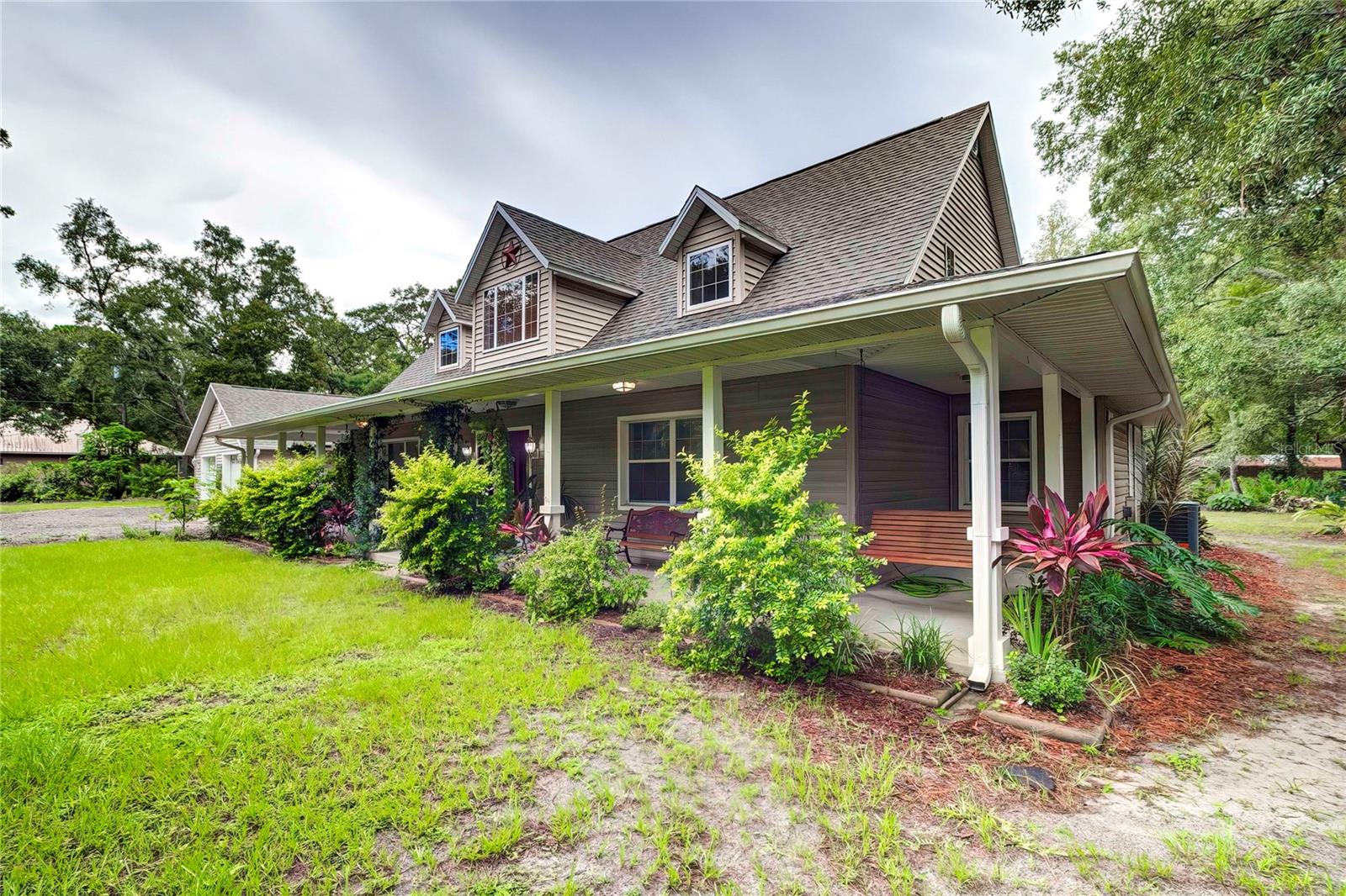 538 sq.ft. Wrap-Around Porch