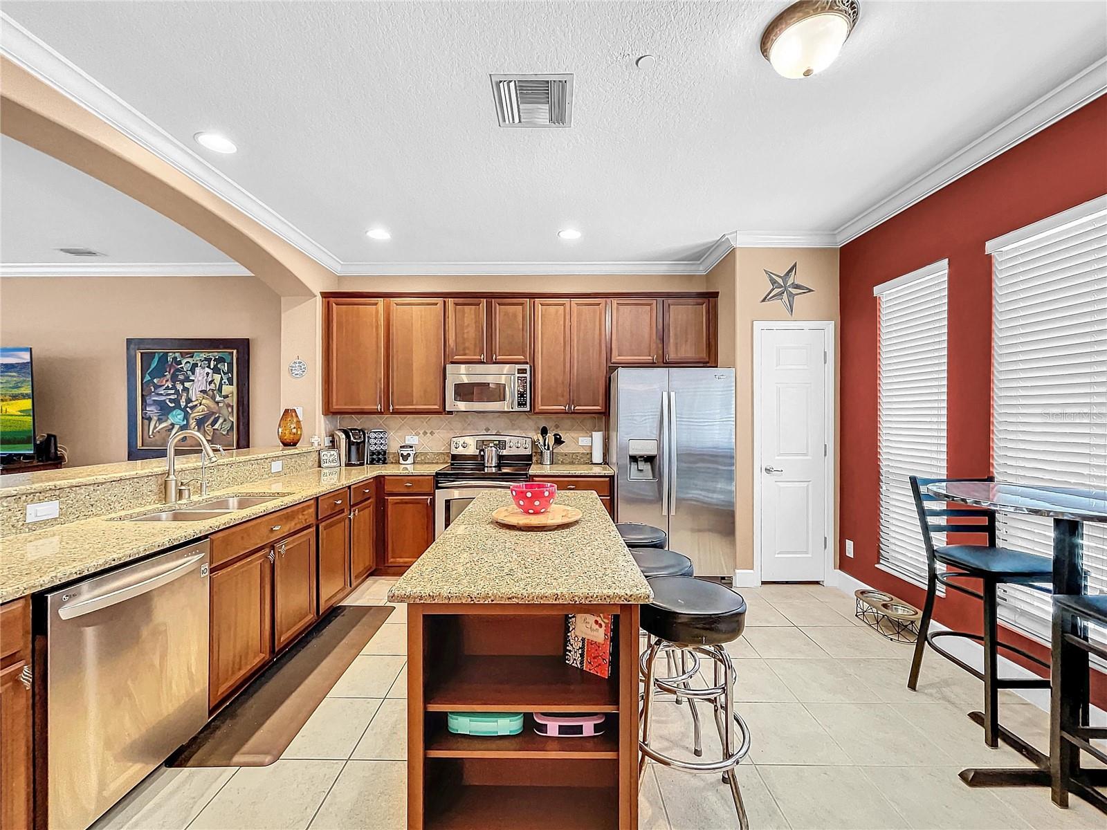 Spacious kitchen, a chefs dream!