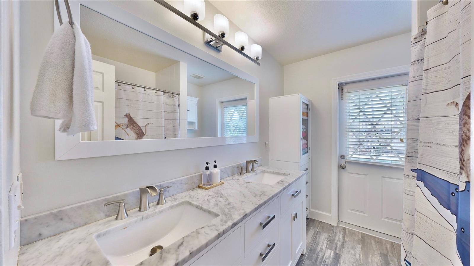 Main bathroom with pool access.