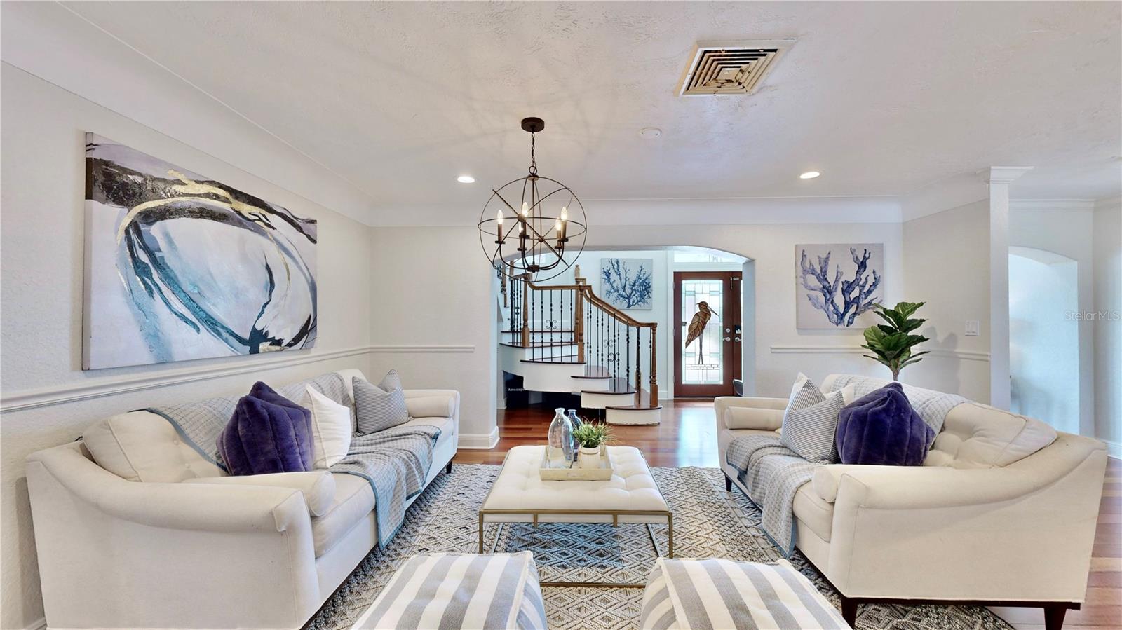 Open formal living room between entry way and kitchen.