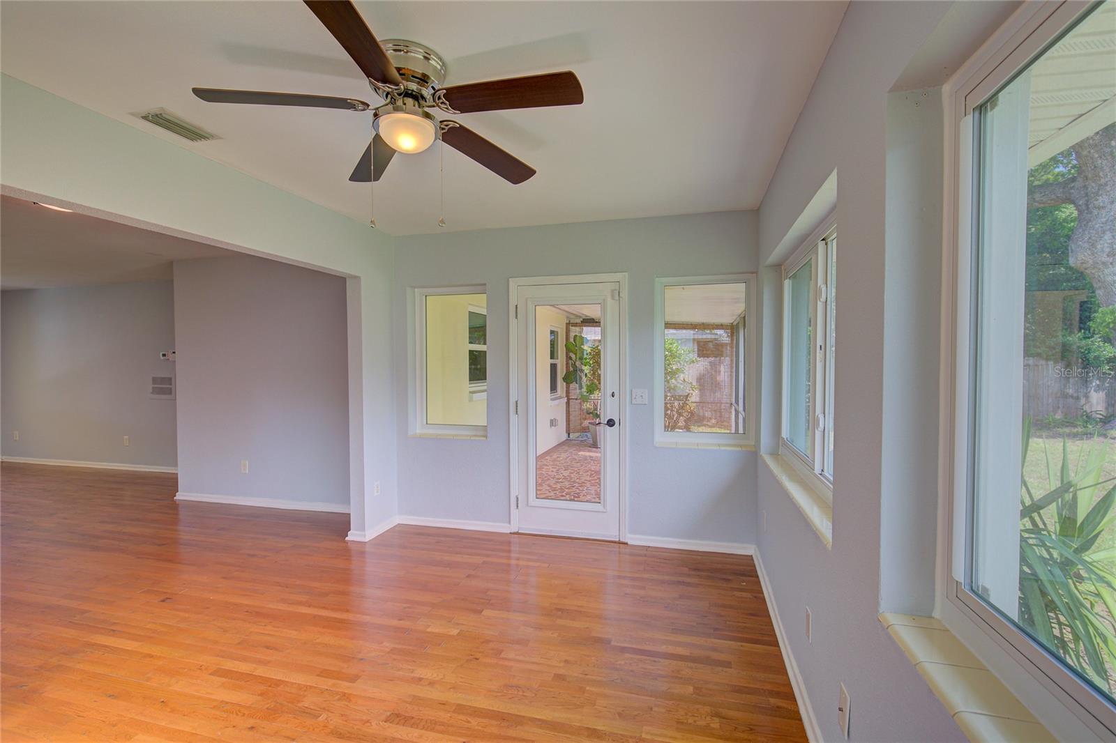 Air Conditioned Florida Room With Lots Of Natural Light.