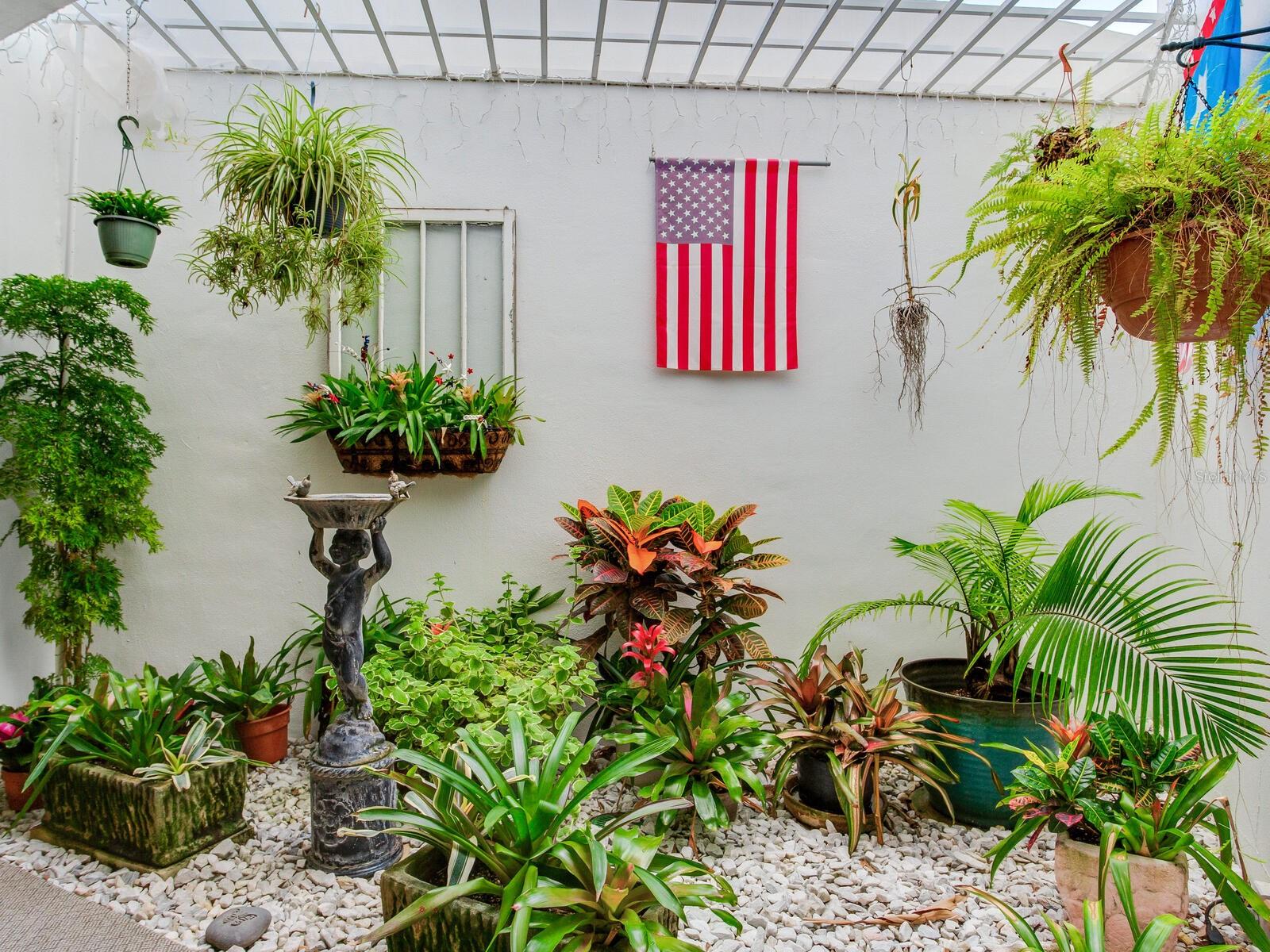 Small garden Area off Lobby