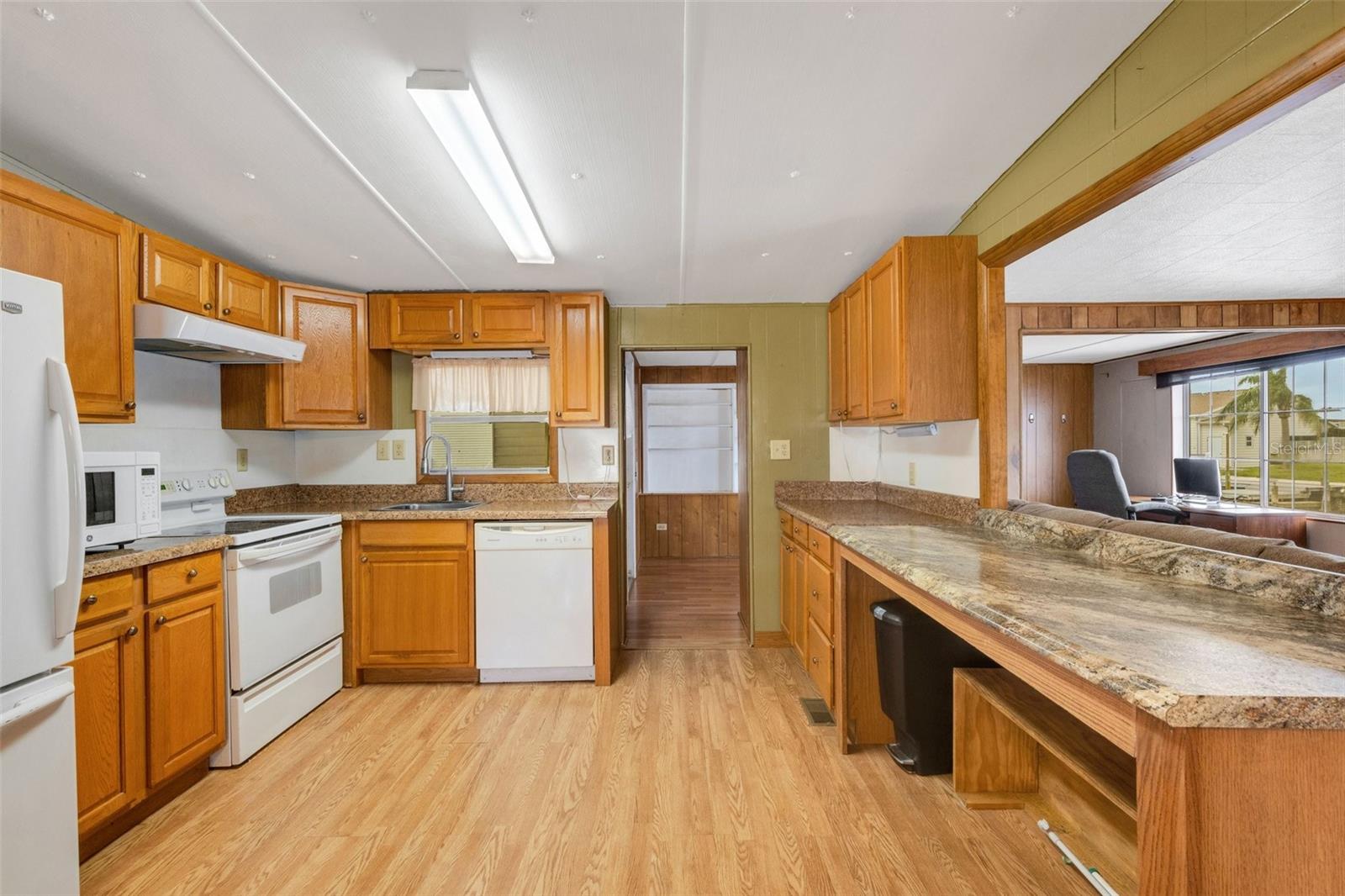 kitchen - lots of storage