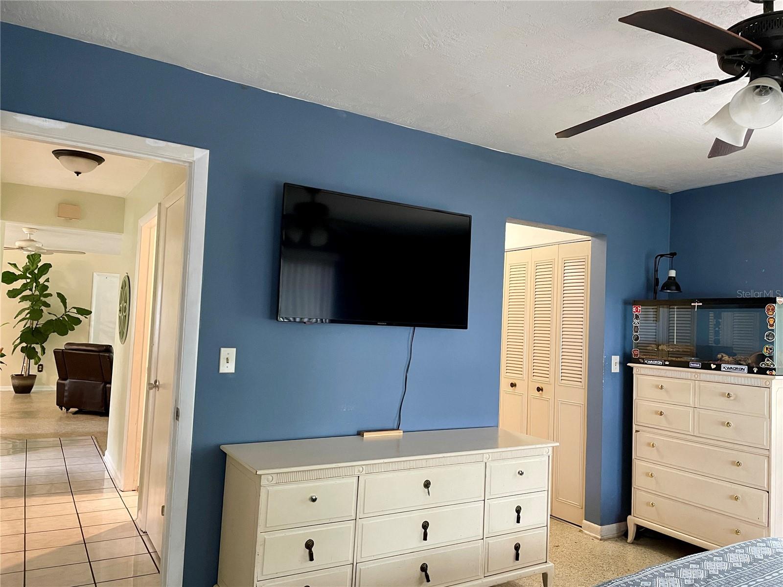 Primary bedroom w/en suite bathroom