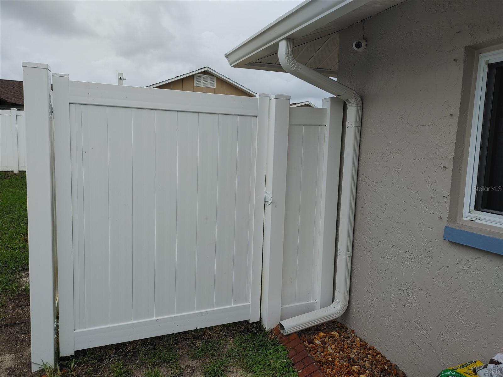 Side gate entrance into back yard