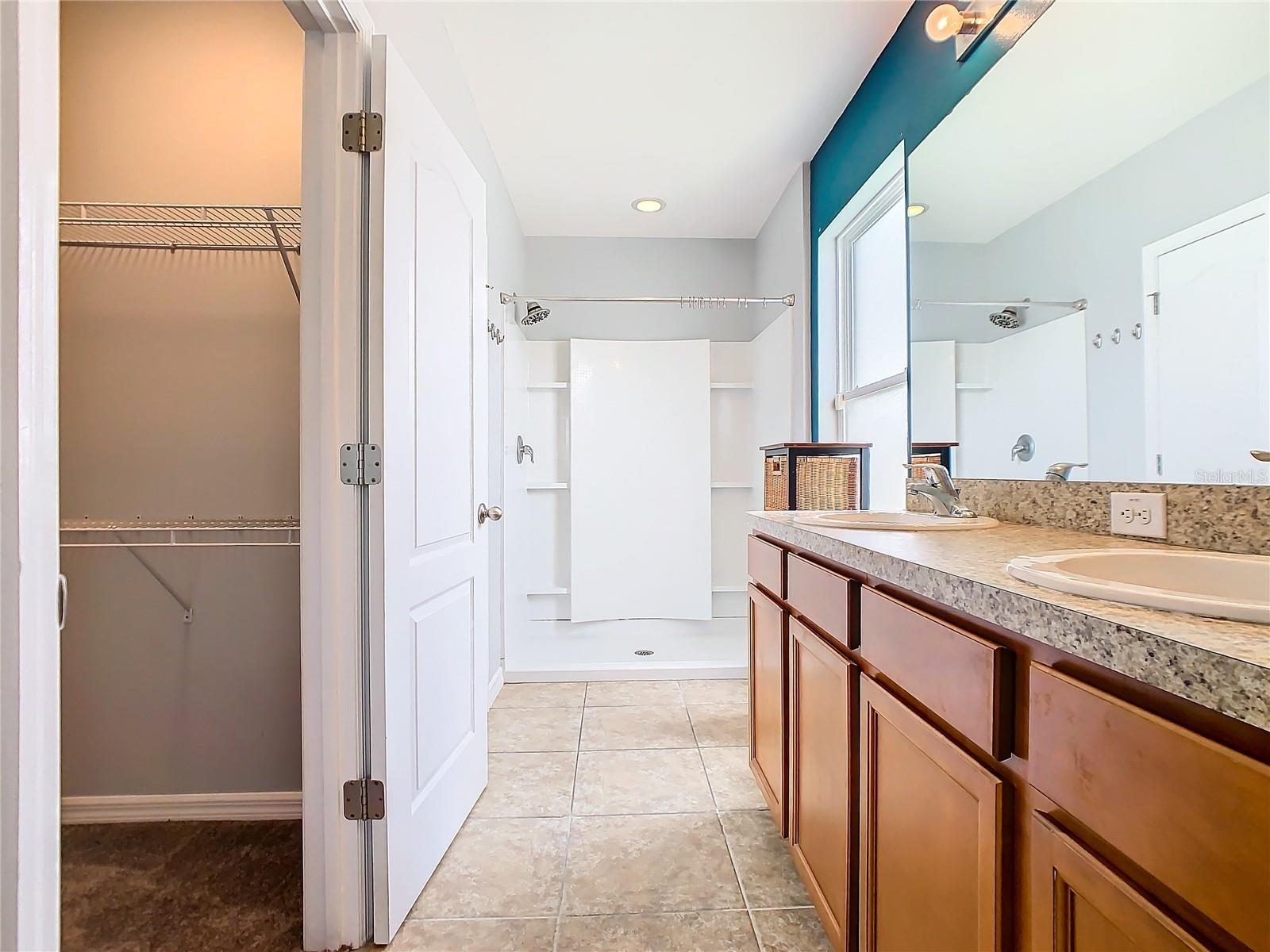 EN-SUITE BATHROOM WITH DOUBLE VANITY