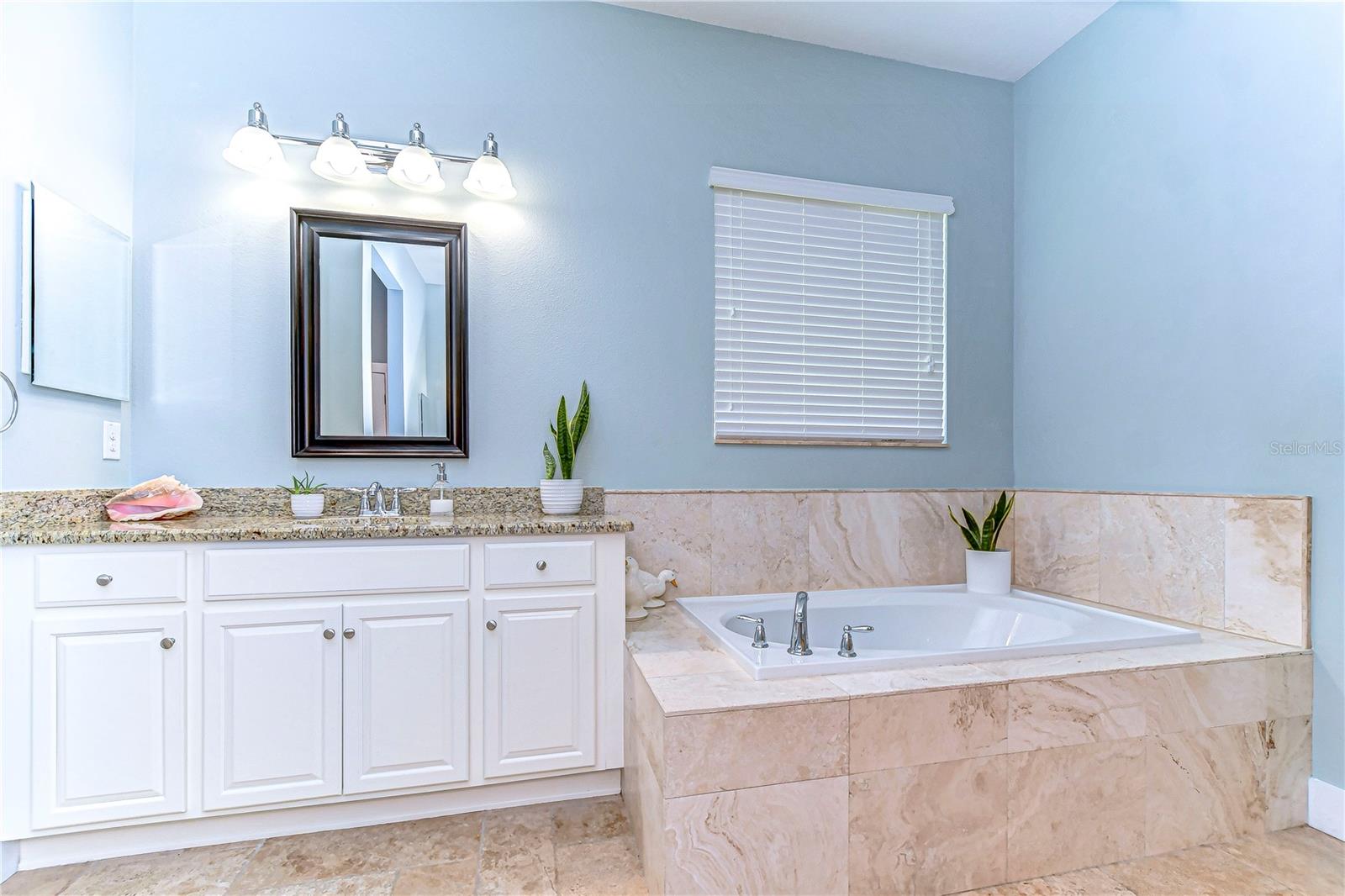 En-suite bathroom with gorgeous soaking tub!