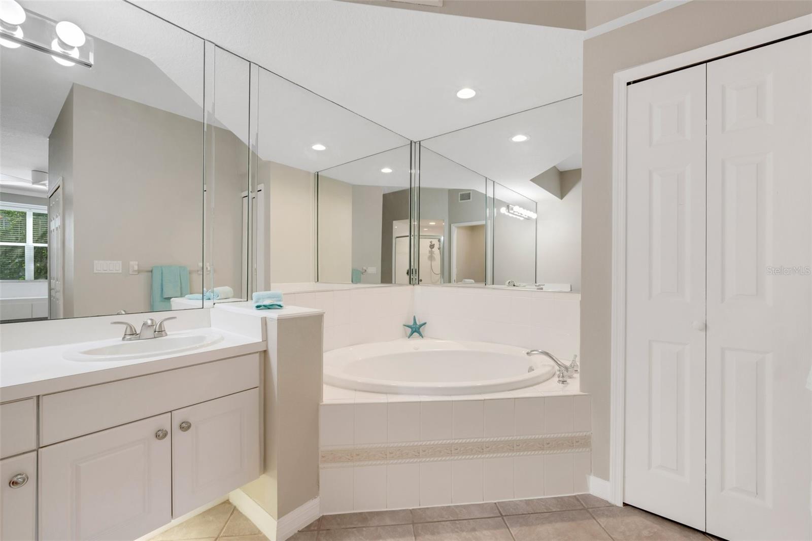 Jetted tub, dual sinks, separate shower in primary bathroom!