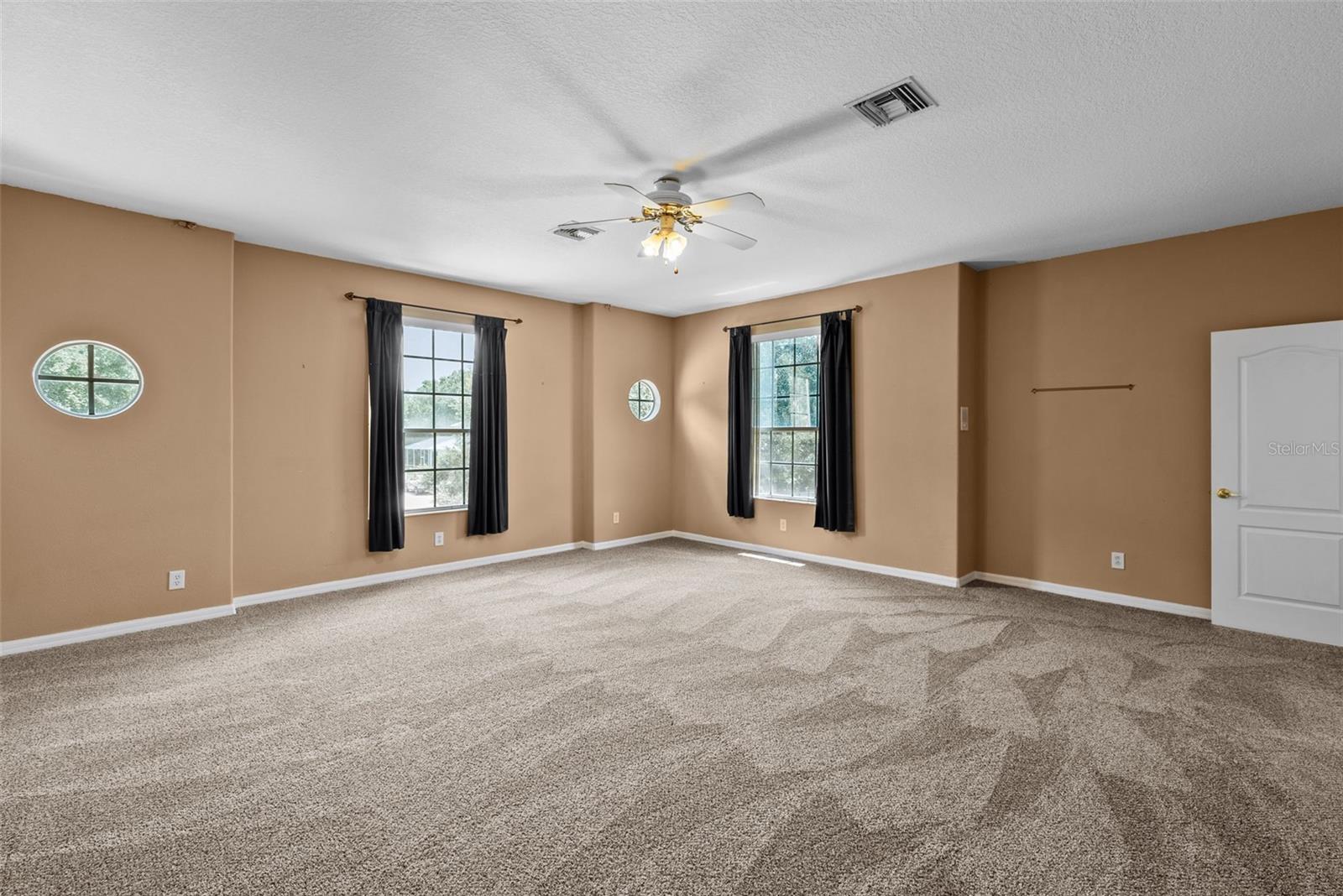 Informal Living (level 2) - would be a WONDERFUL home theater, billiards room, game room