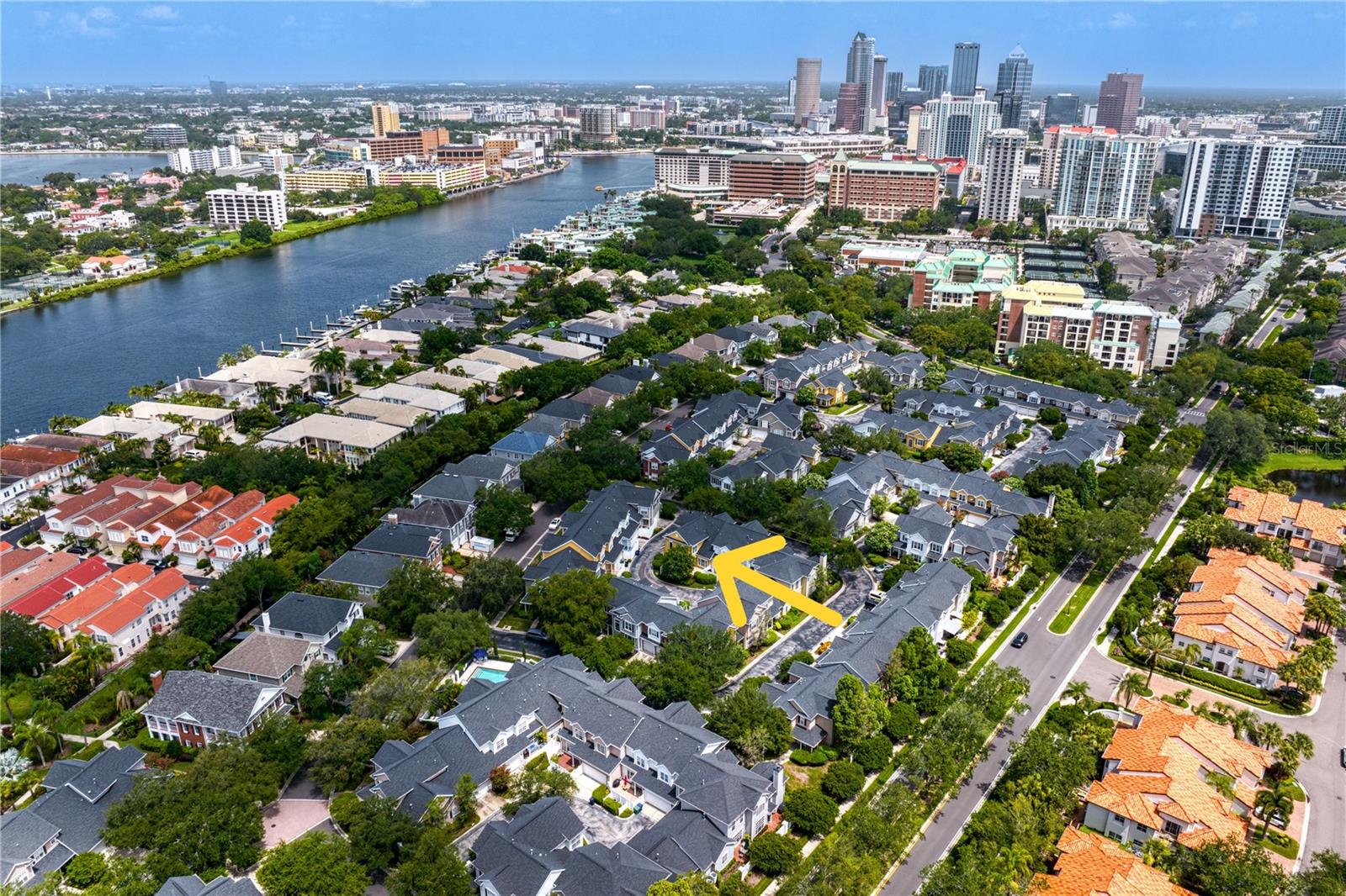 Harbour Island is conveniently located close to Tampa’s Riverwalk, Water Street Tampa, Amalie Arena, Sparkman Wharf, Bayshore Blvd. and for commuters I-275 & the LeeRoy Selmon Expressway just minutes from the Island