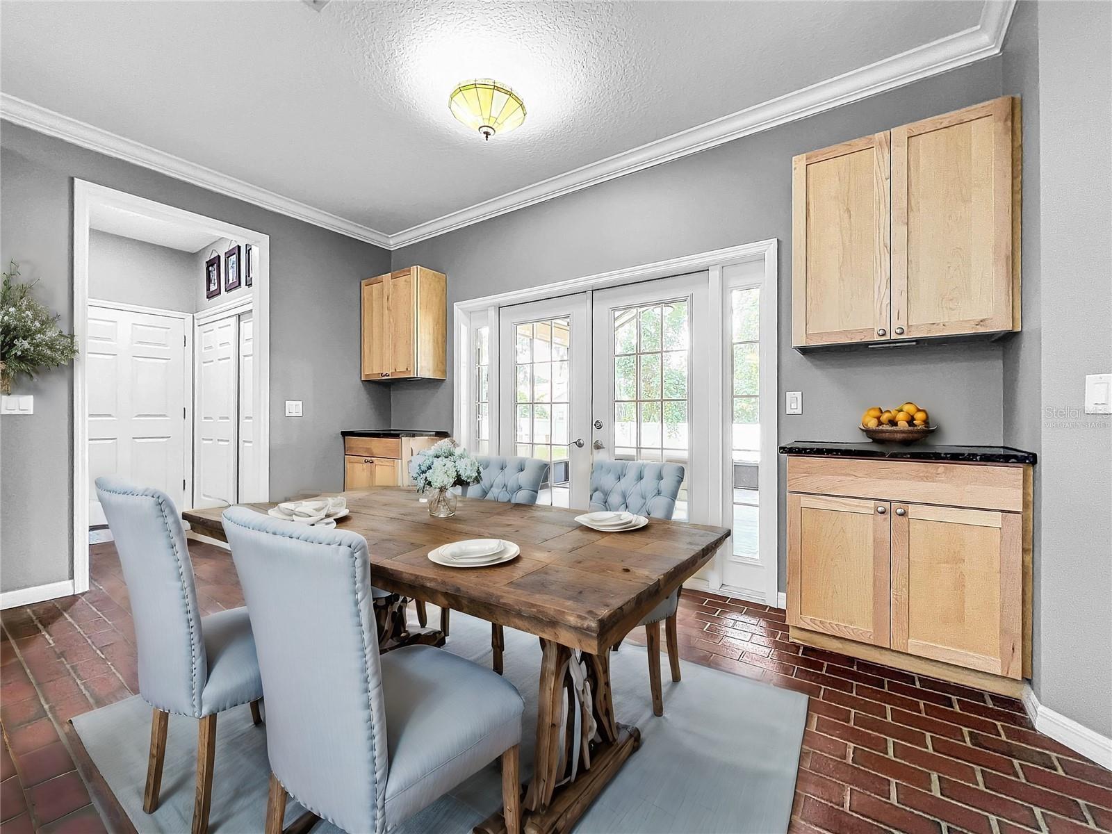 VIRTUALLY STAGED BREAKFAST/DINING NOOK