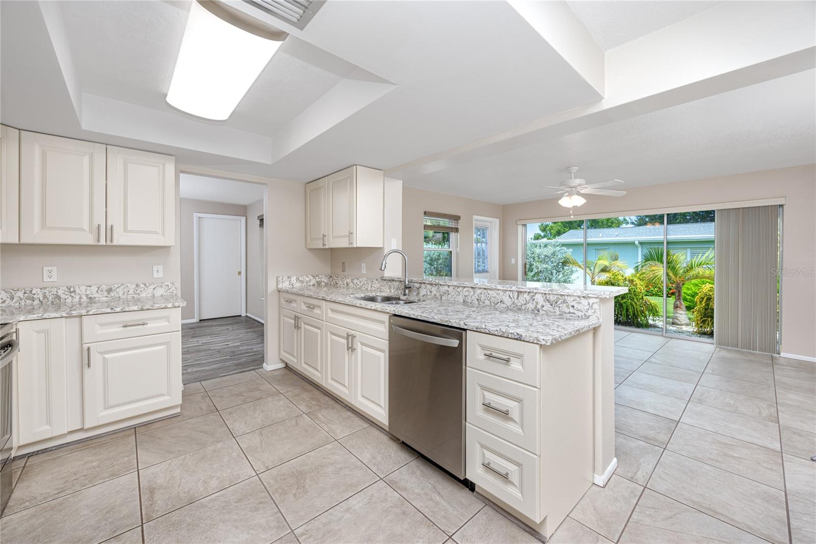 Kitchen with breakfast bar