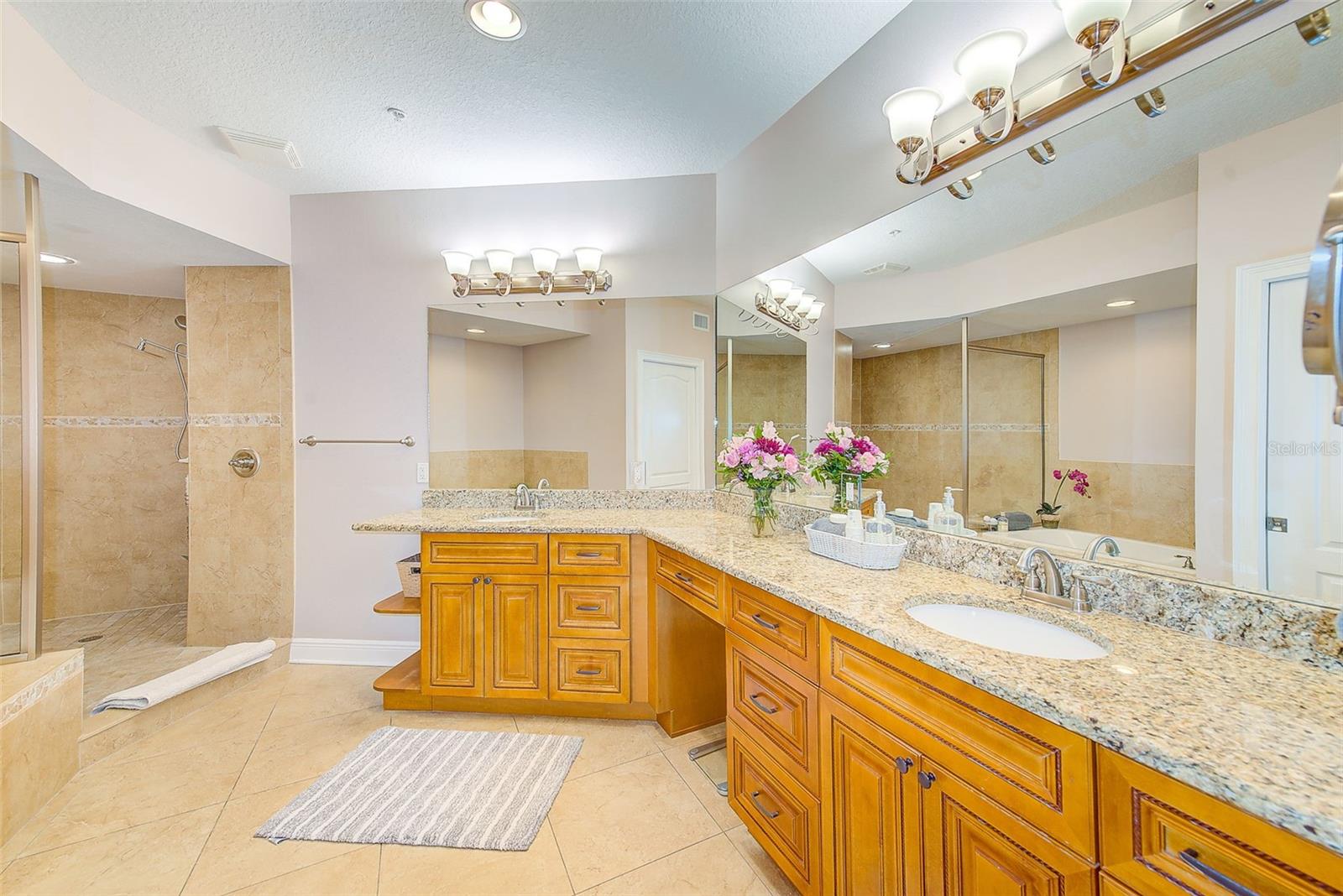 Spacious Counter space and Dual Sinks in Primary En-Suite