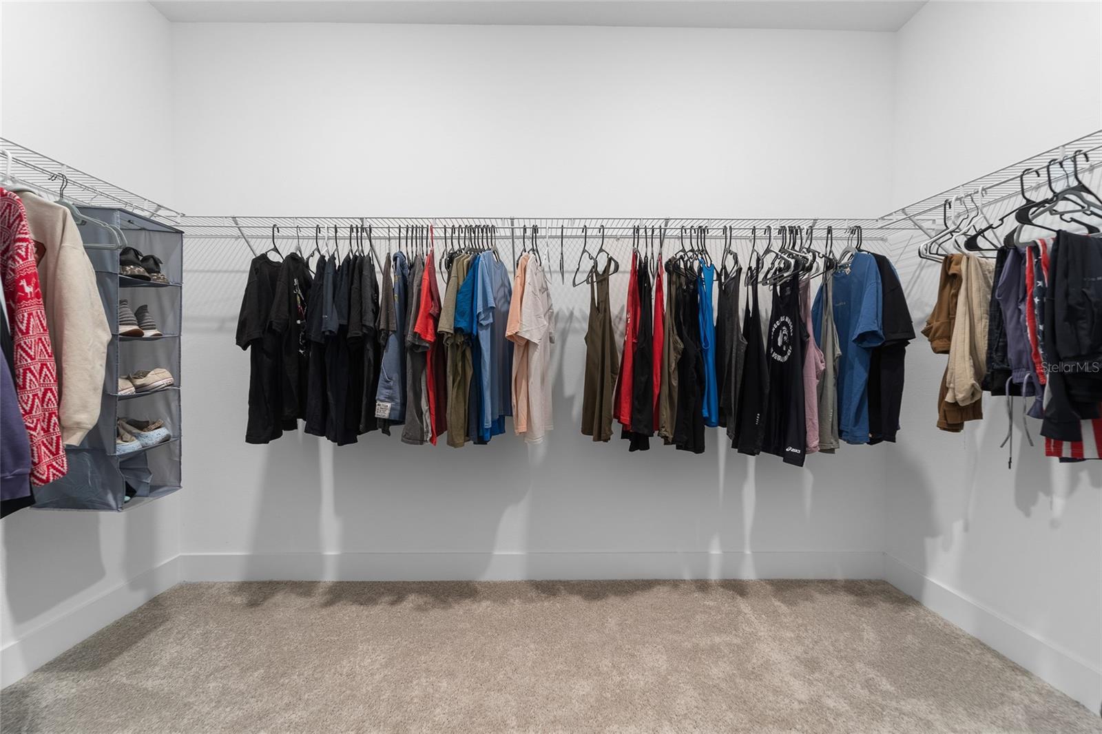 WALK IN CLOSET