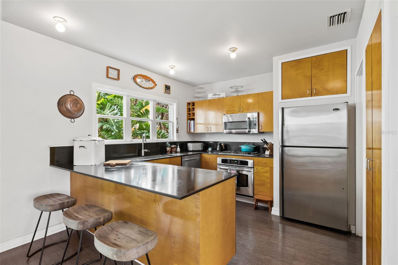 Modern kitchen with plenty of space for cooking!