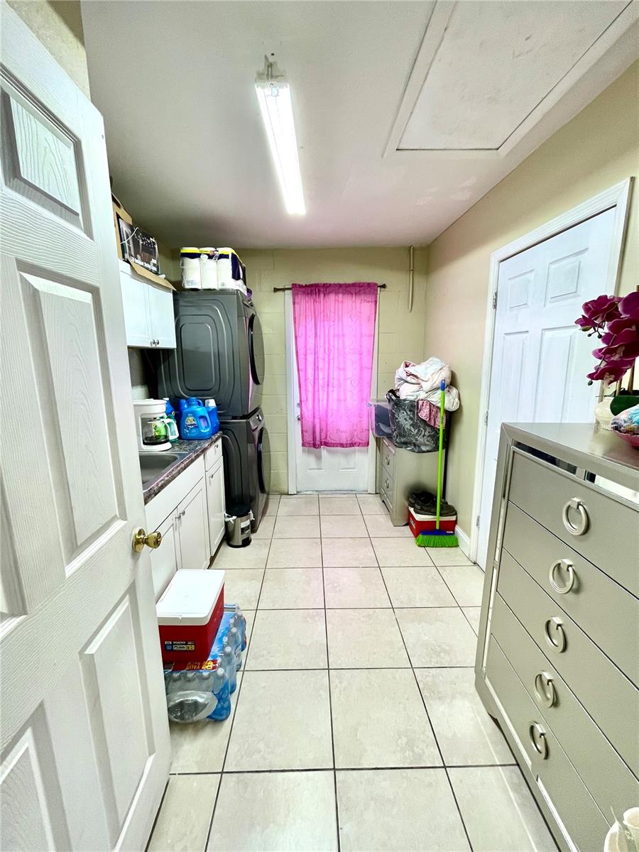 Laundry room with sink