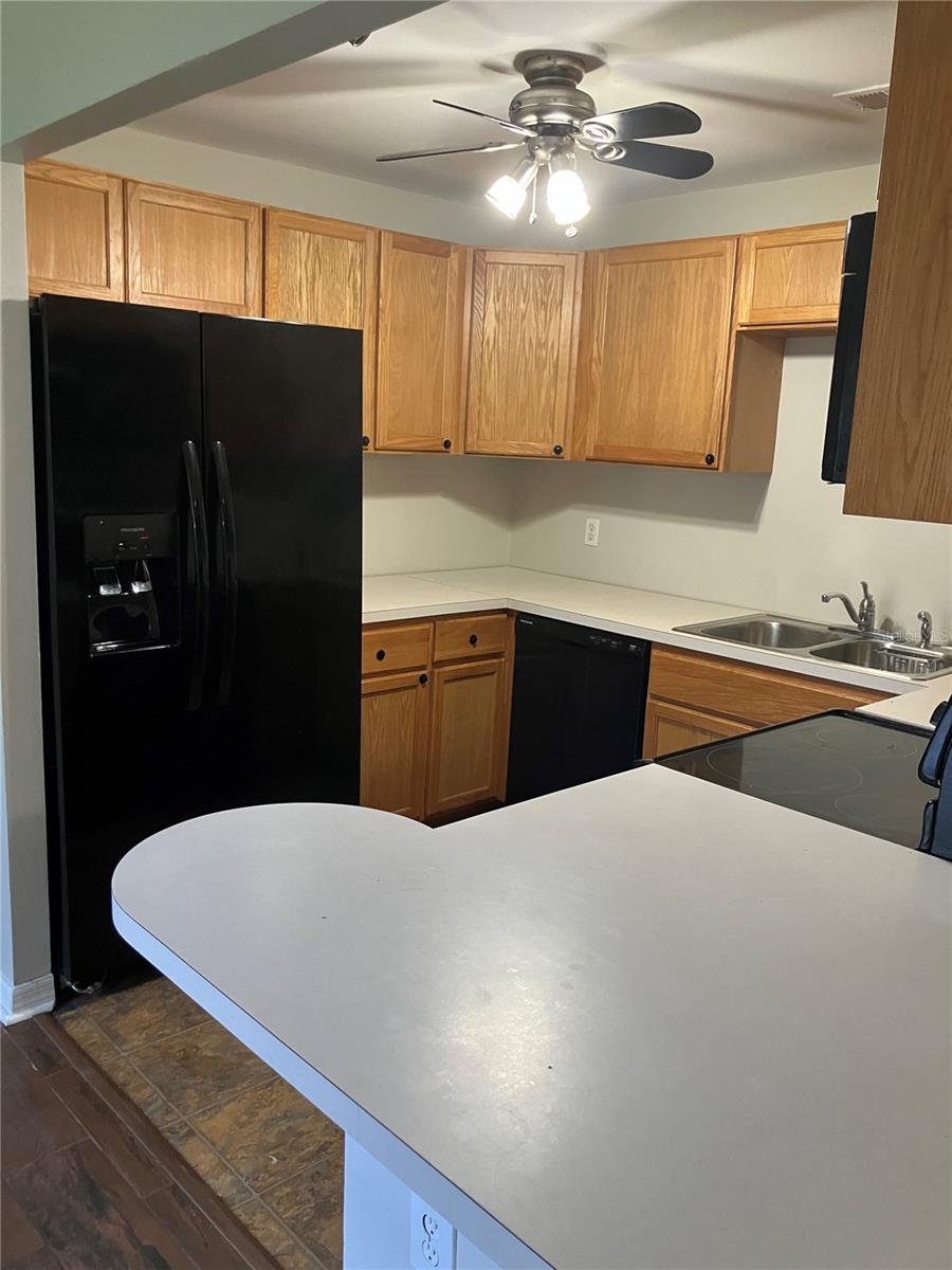 LARGE COUNTER TOP WORK SPACE