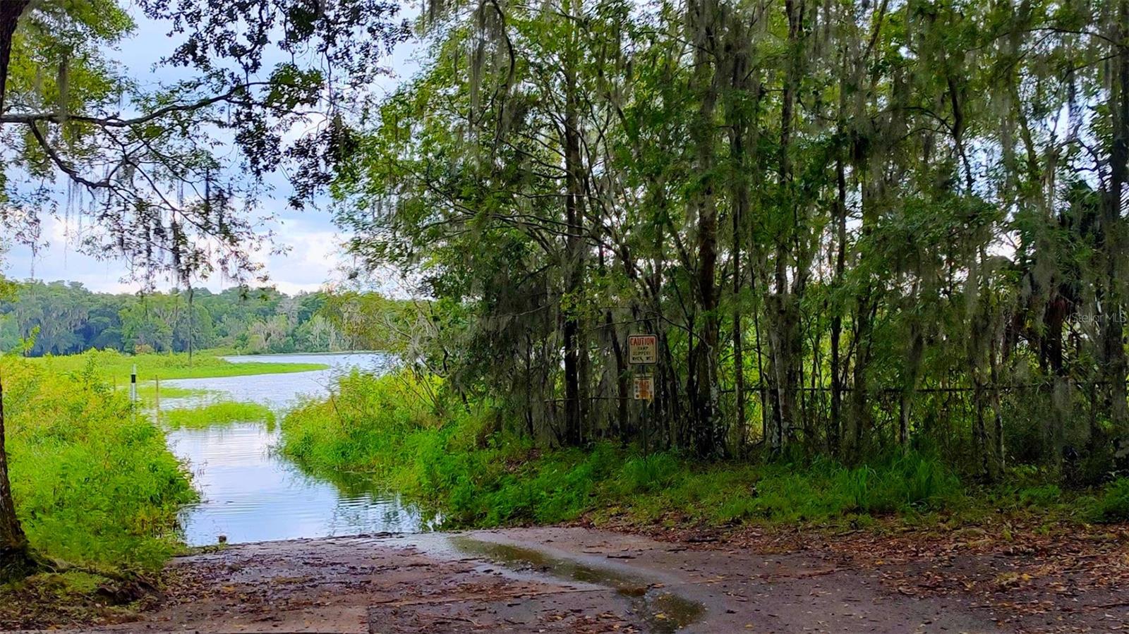 County boatramp is a few hundred feet from this property