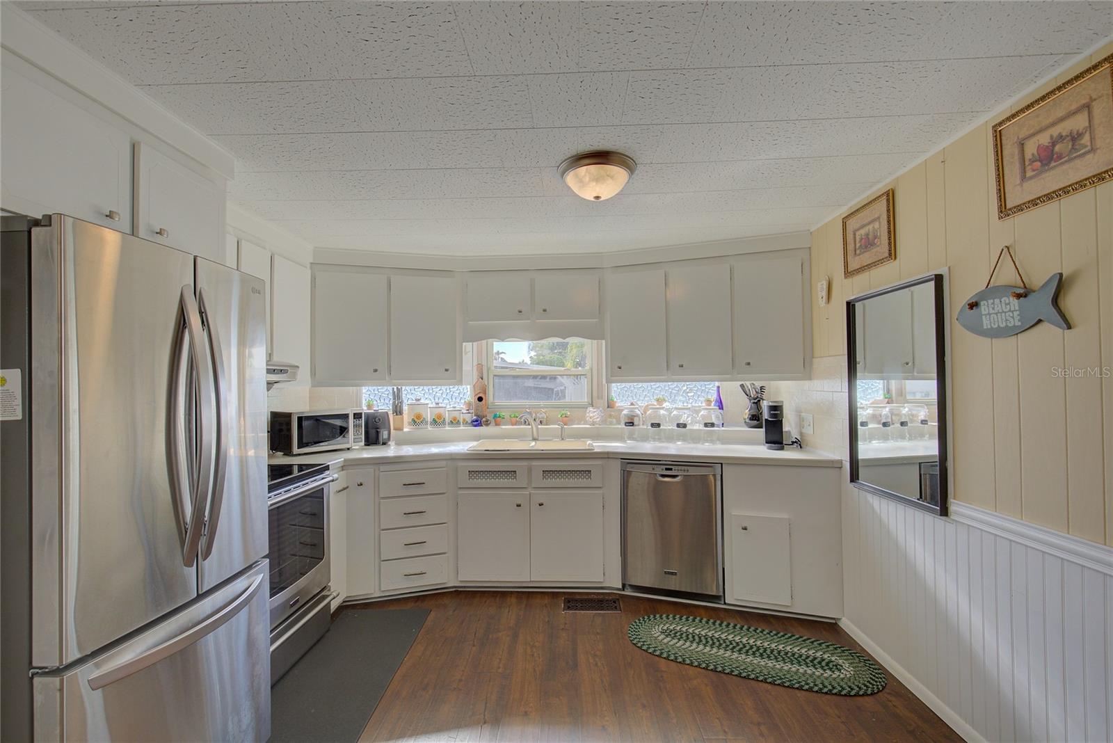 Bright Kitchen w/stainless appliances