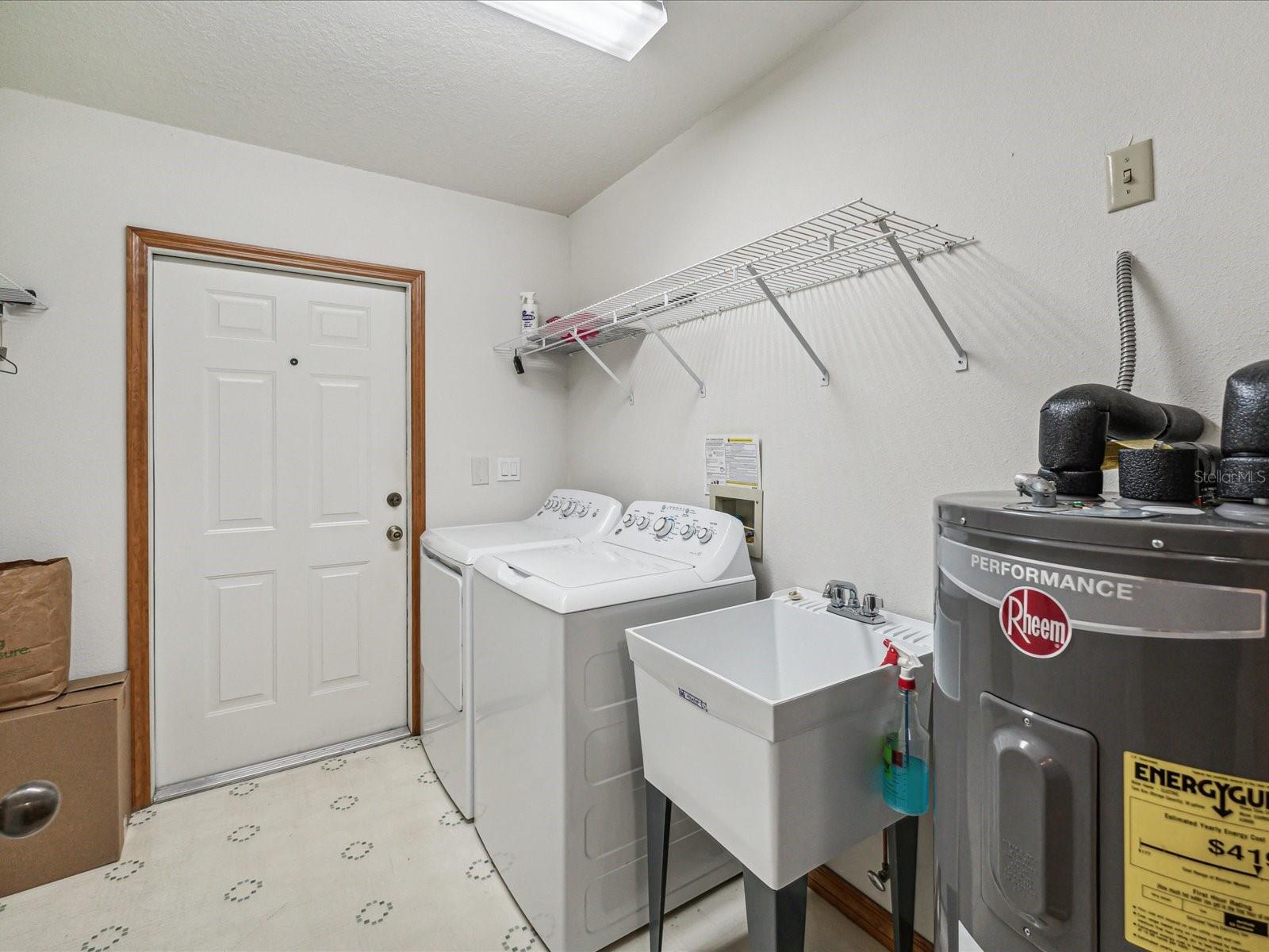 Utility room w/access from garage