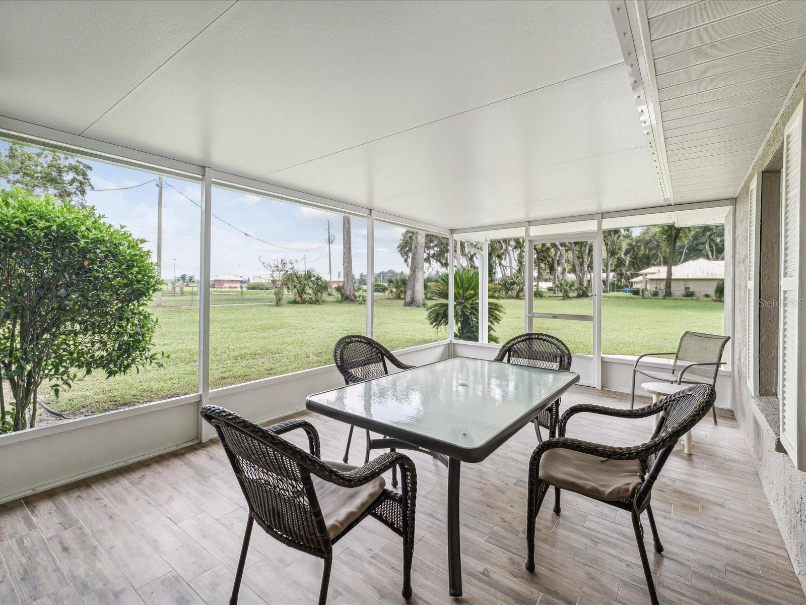 Tile/ Screened patio