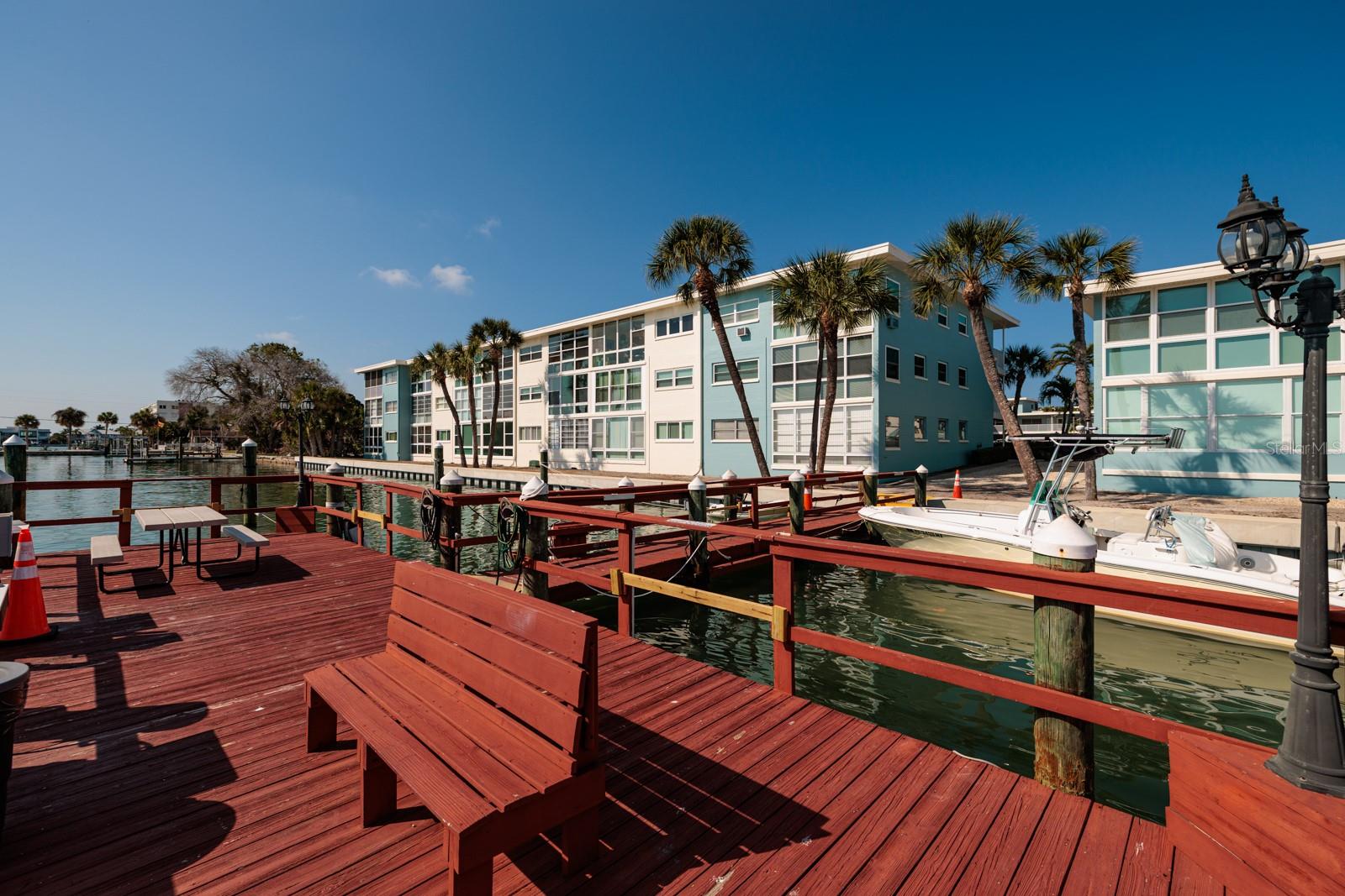 Dock & boat slips (1st come, 1st served).