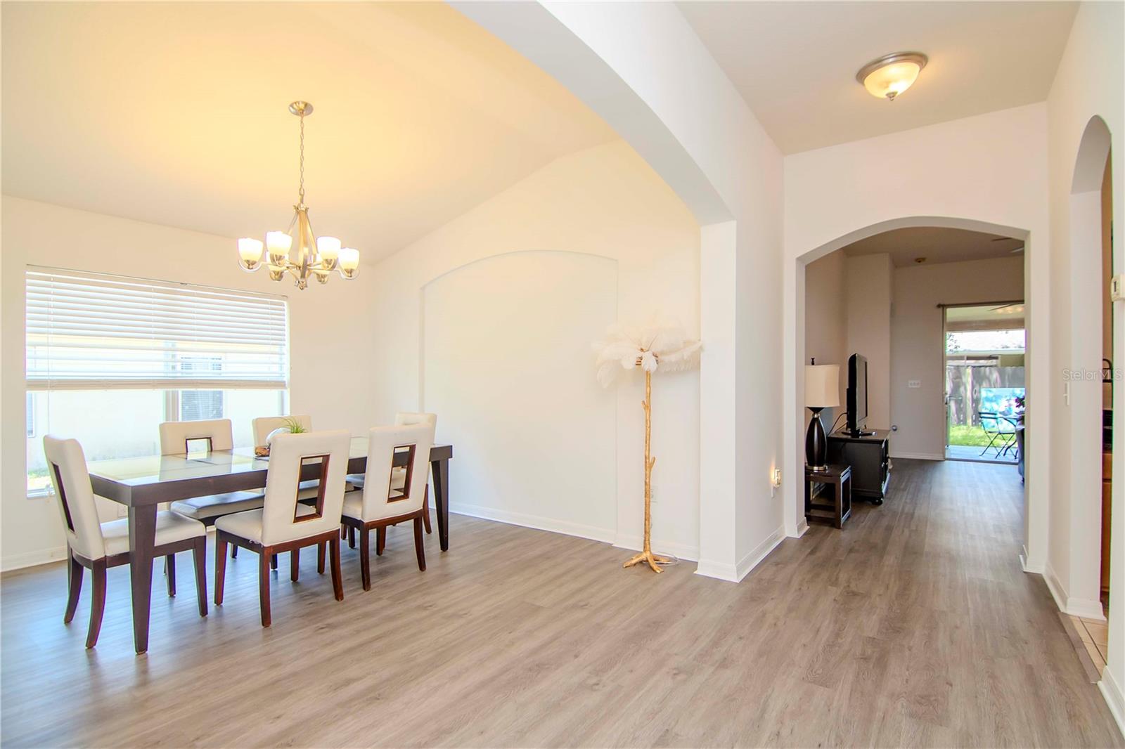 Spacious dining room that can accommodate the entire family