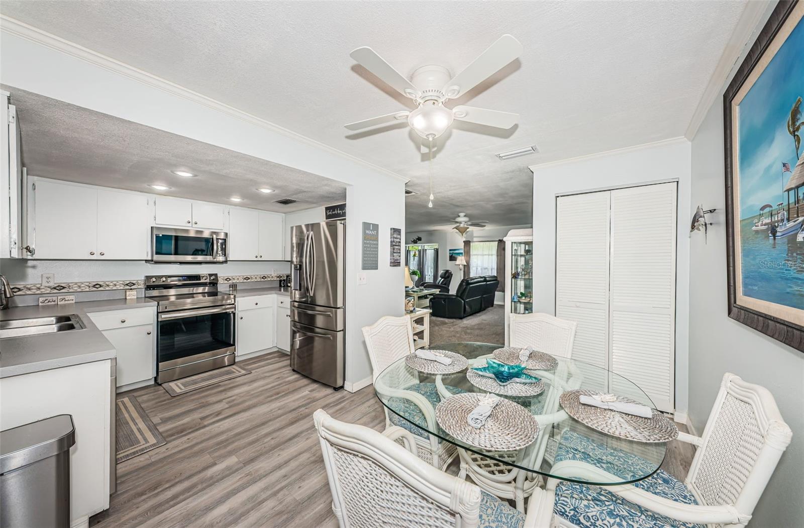 Wonderful Kitchen & Dining Room combination!