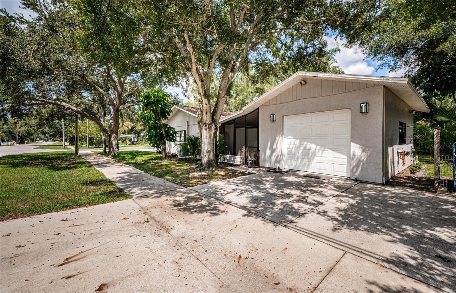 Huge Detached Garage with Side Entry