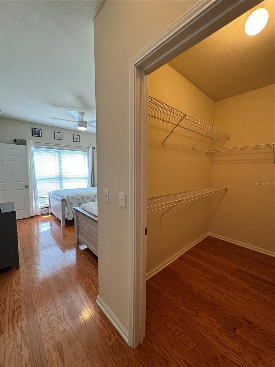 LARGE WALK-IN CLOSET