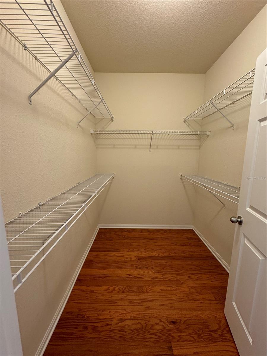 LARGE WALK-IN CLOSET