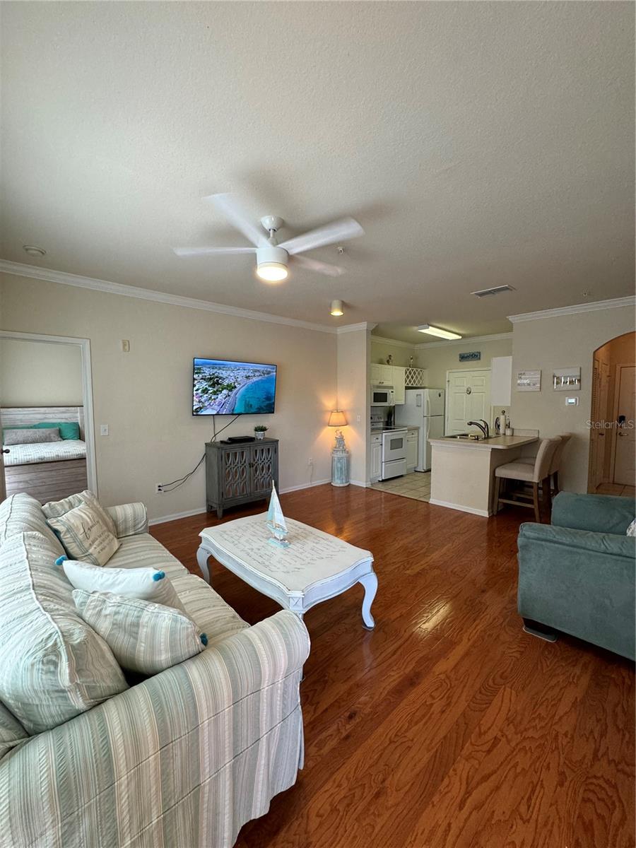 9 FT CEILINGS WITH CROWN MOLDING