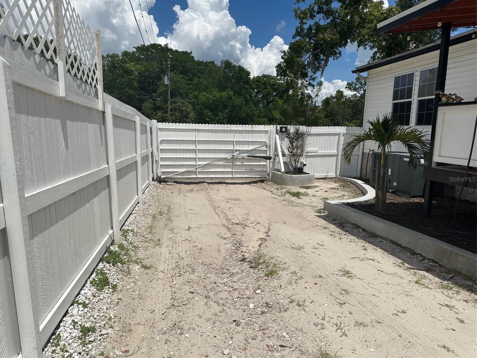 FRONT GATE AND WALK IN GATE