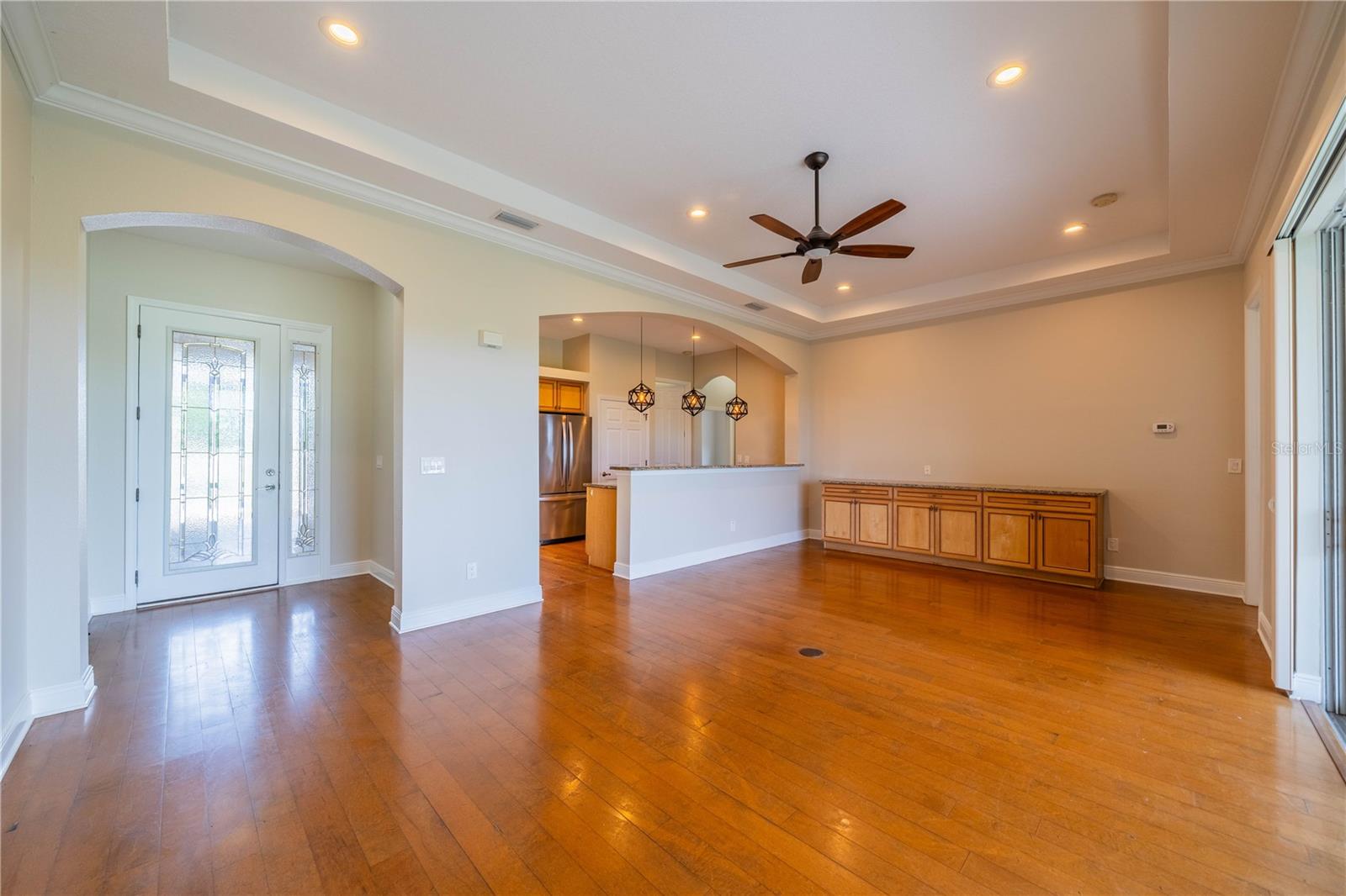 FOYER WITH LEADED GLASS DOOR AND SIDE LIGHT