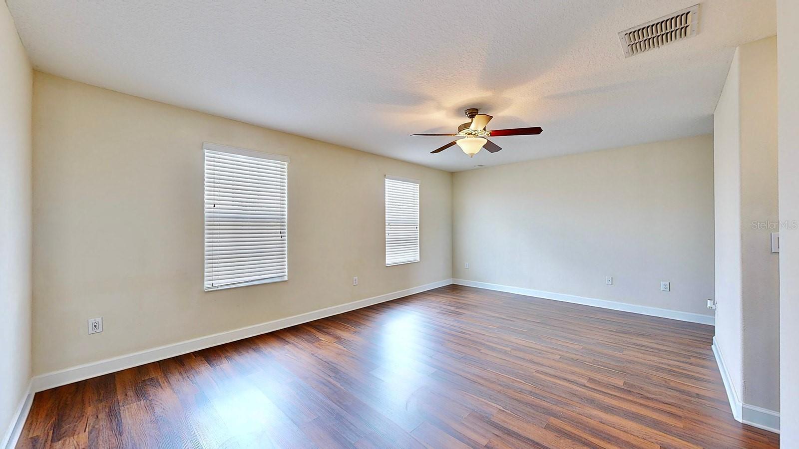 T3544180 - Spacious Master Bedroom