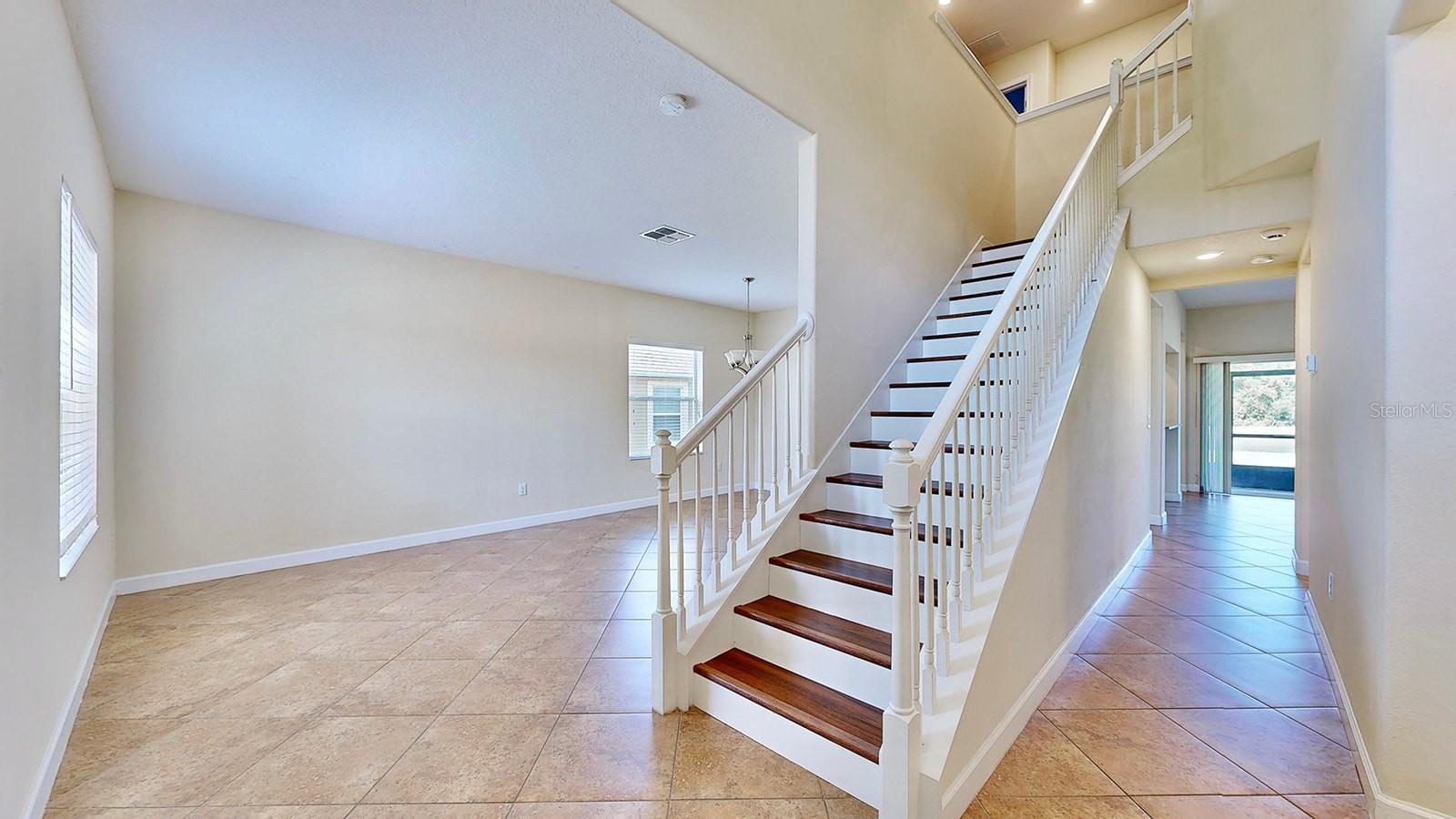 T3544180 - pathway to family room and kitchen