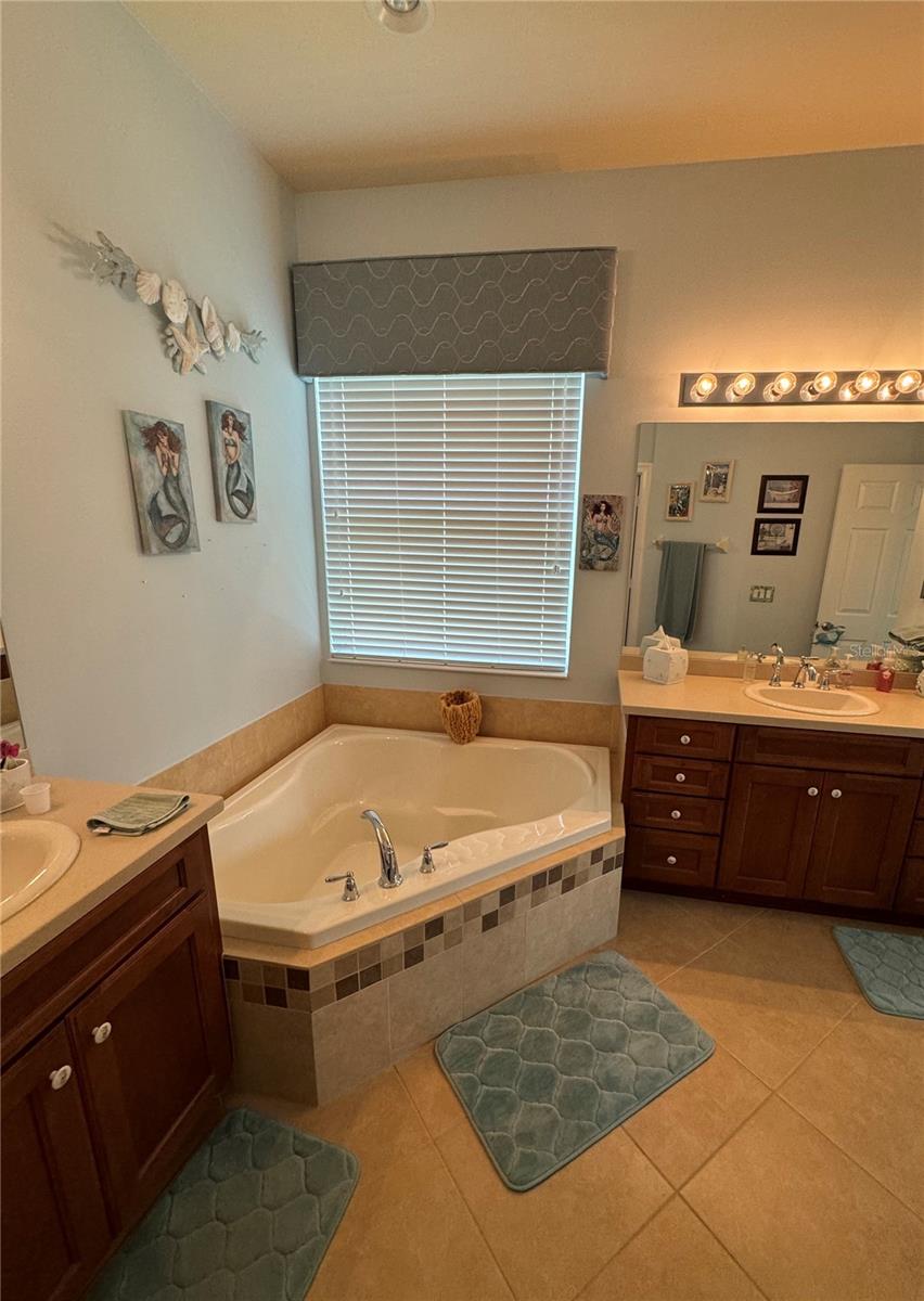 ENSUITE WITH DUAL SINKS, SHOWER & SEPARATE SOAKING TUB