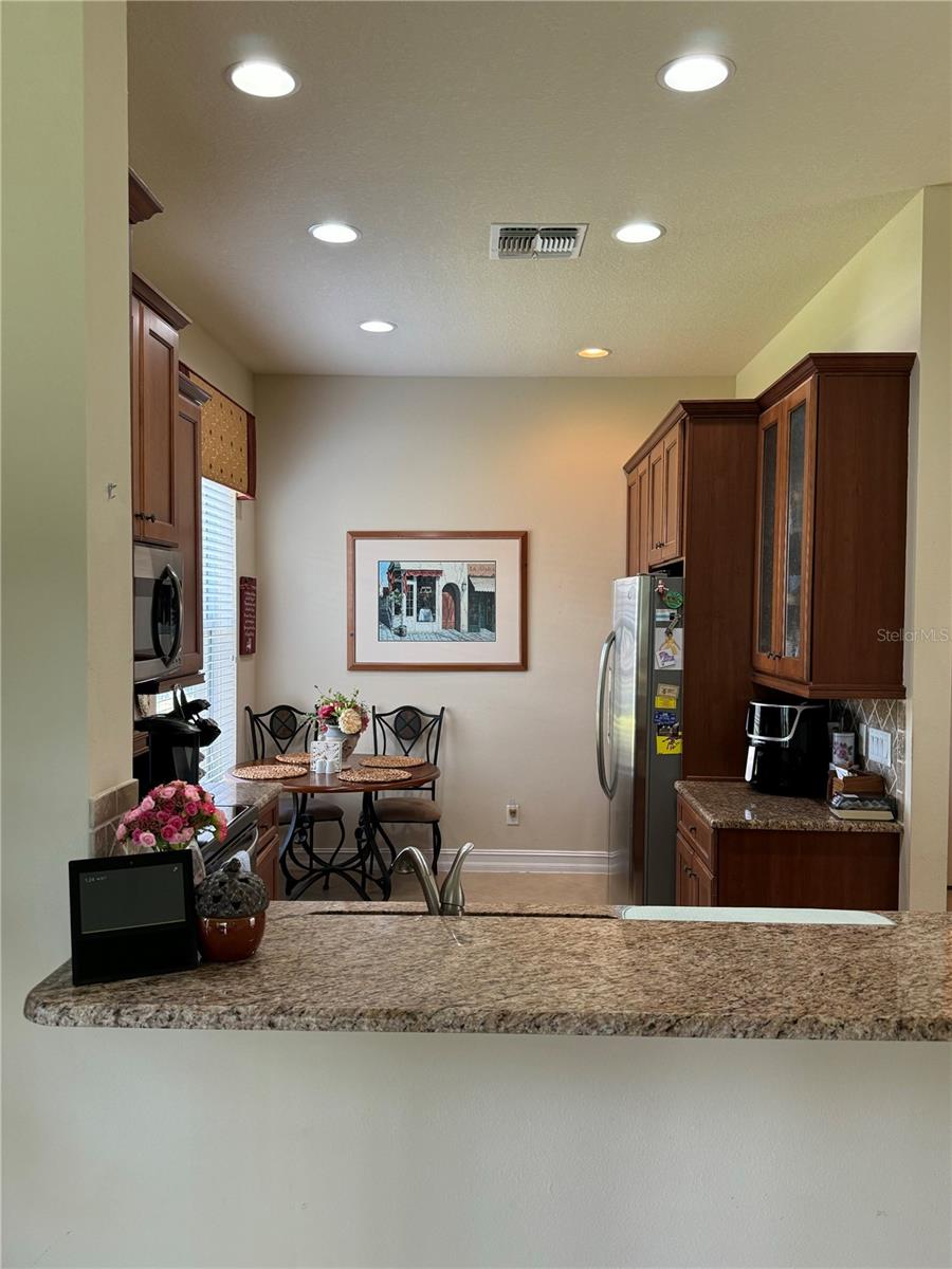 KITCHEN W/GRANITE COUNTERTOPS, PANTRY & 42" CABINETS