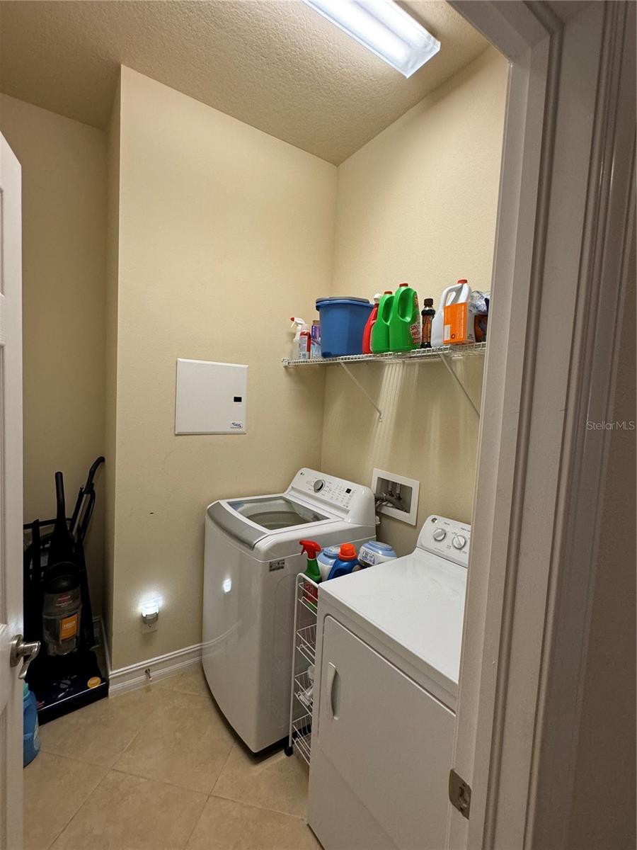 LAUNDRY ROOM. WASHING MACHINE NEW IN 2023