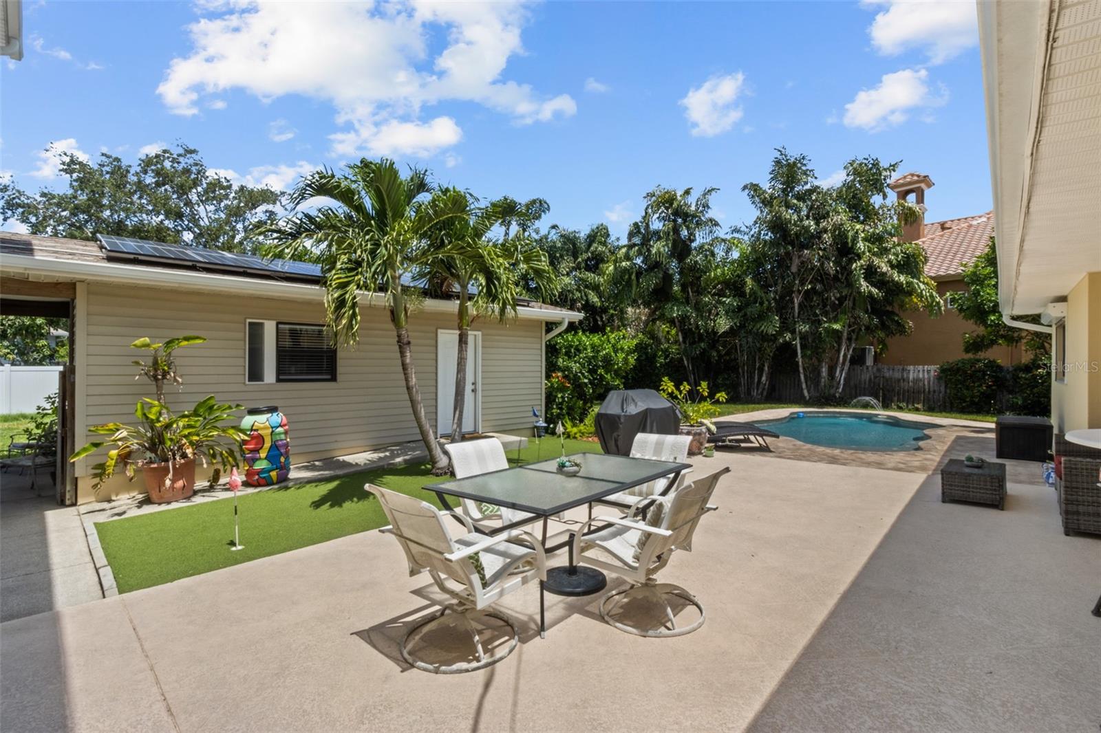 GUEST HOUSE & POOL DECK