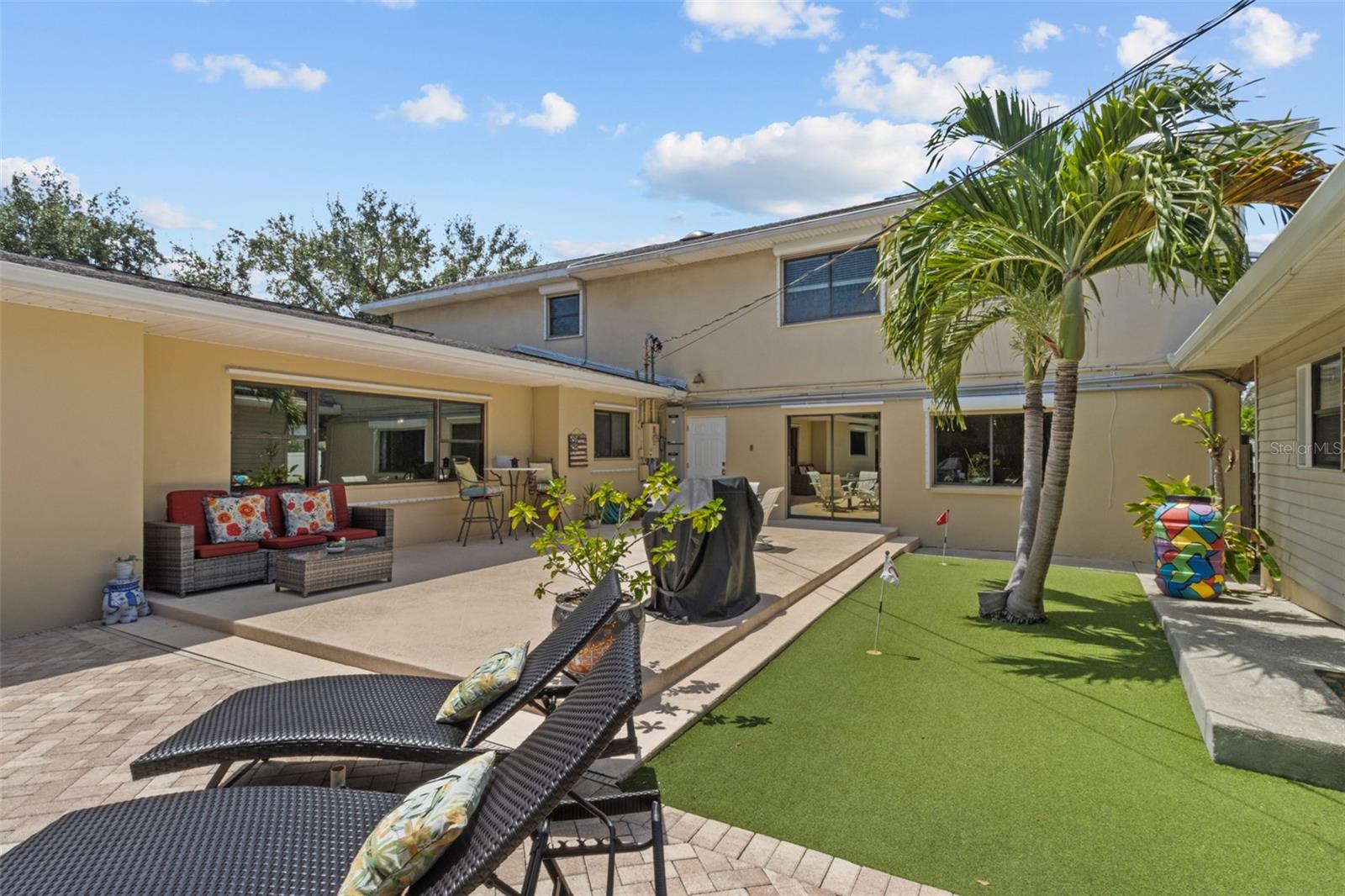 PUTTING GREEN& POOL DECK