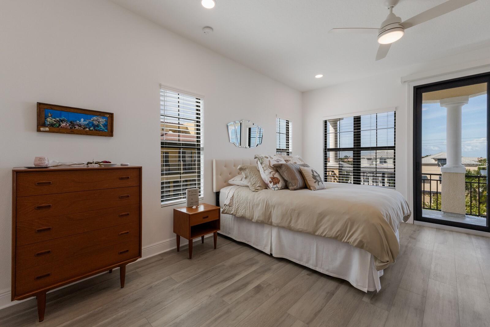 Primary bedroom with huge walk-in closet (floor 3)